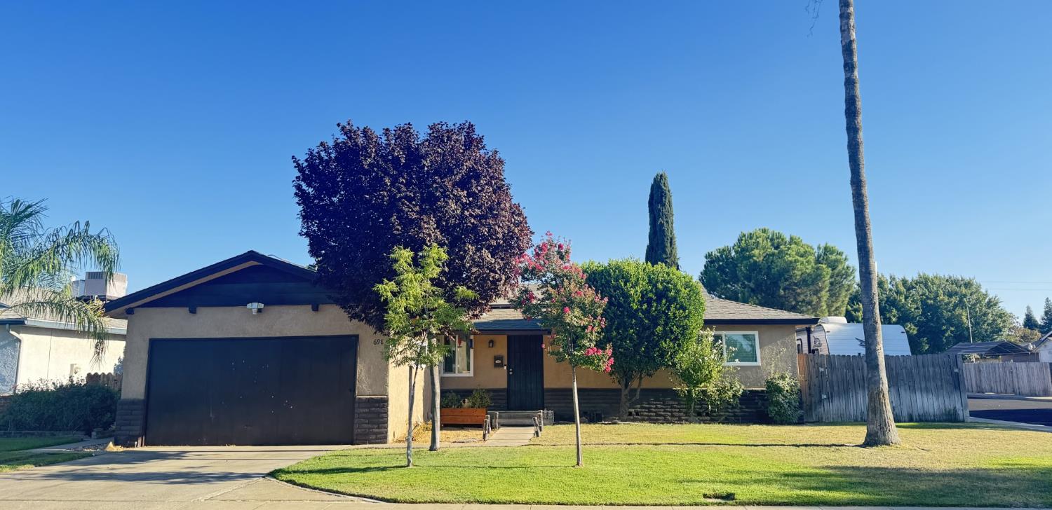 698 W Donner Ave, Clovis, CA 93612