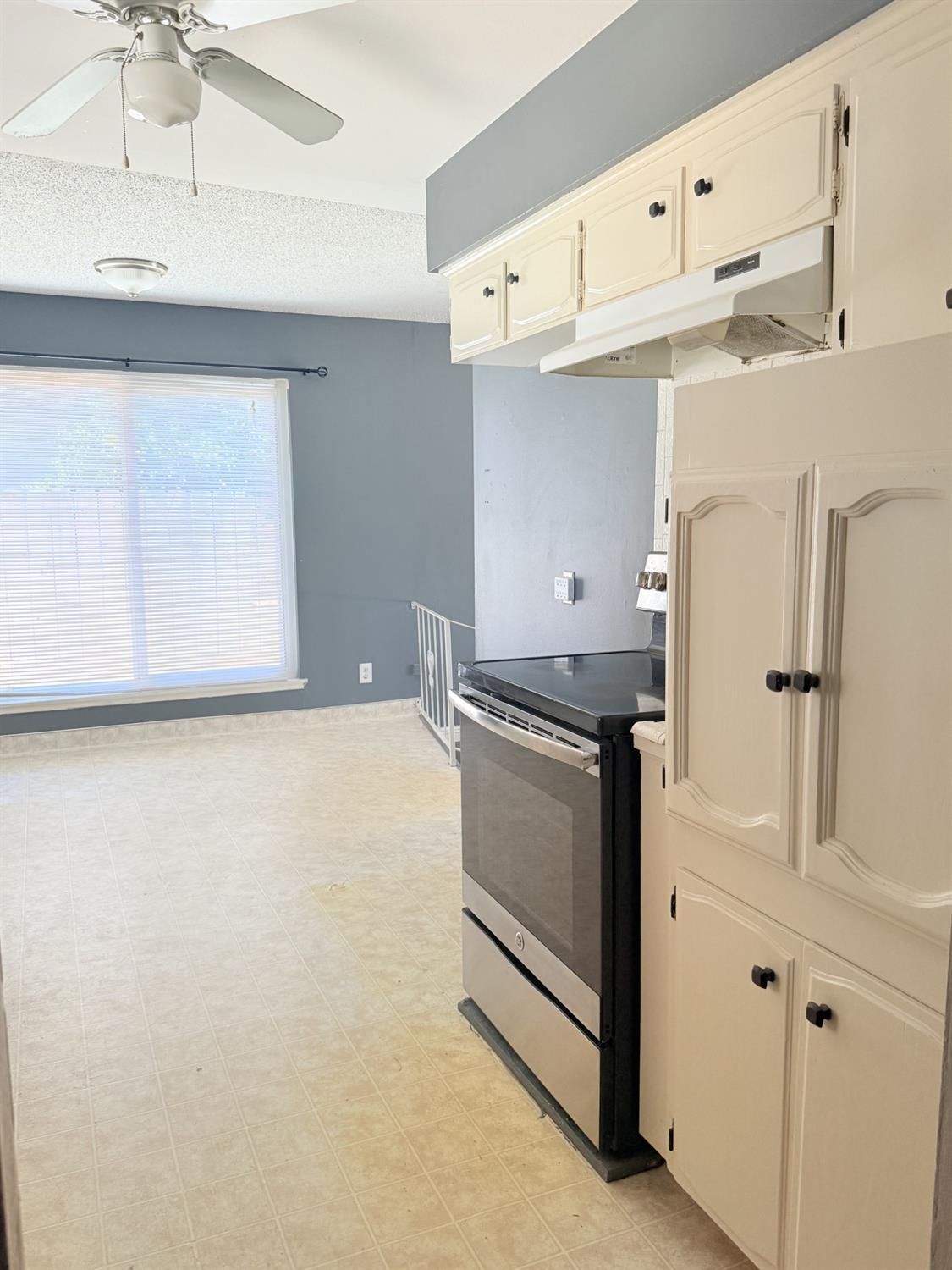 698 W Donner Ave, Clovis, CA 93612