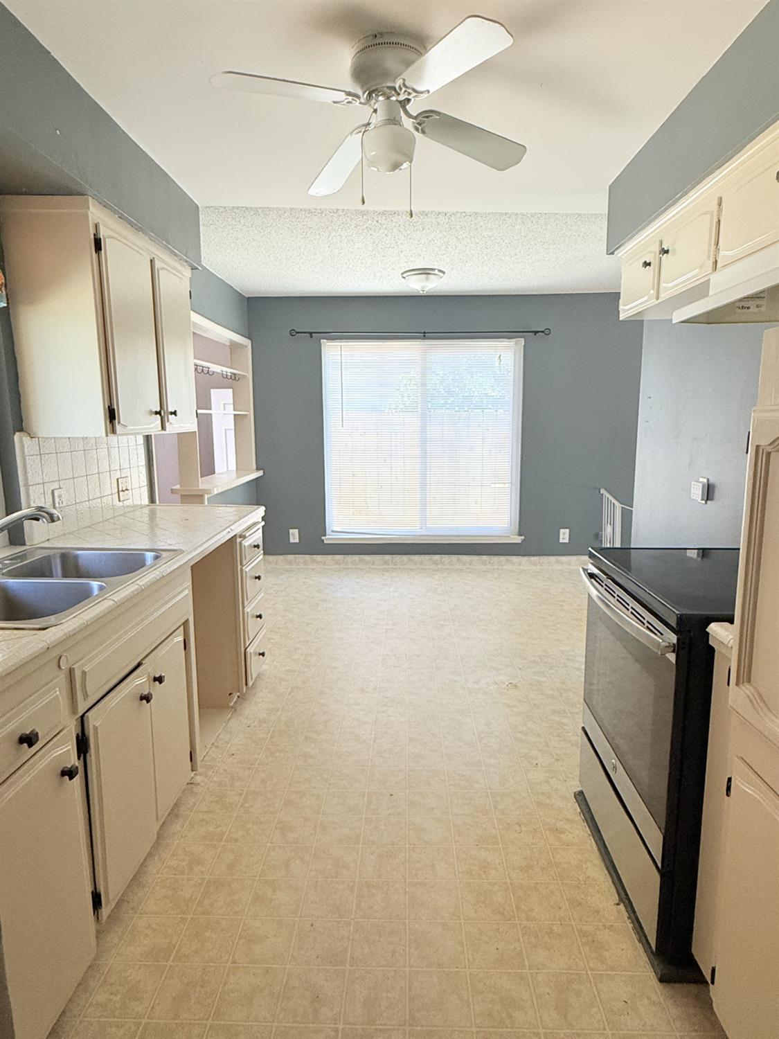 698 W Donner Ave, Clovis, CA 93612