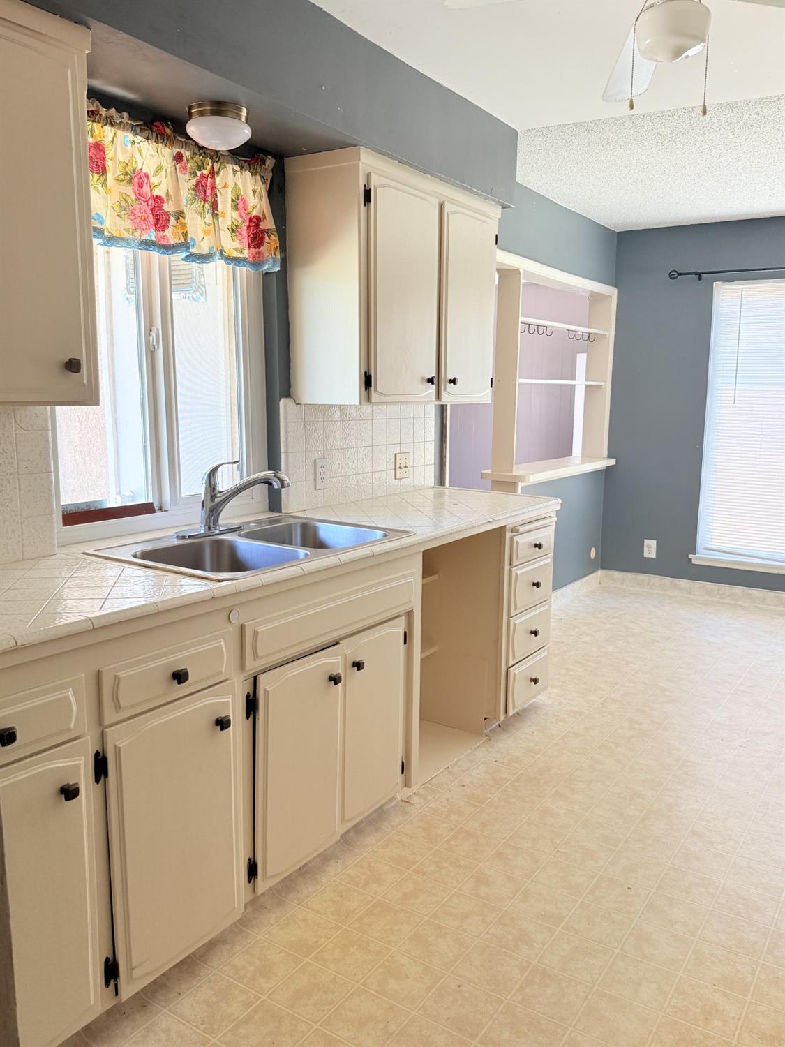 698 W Donner Ave, Clovis, CA 93612