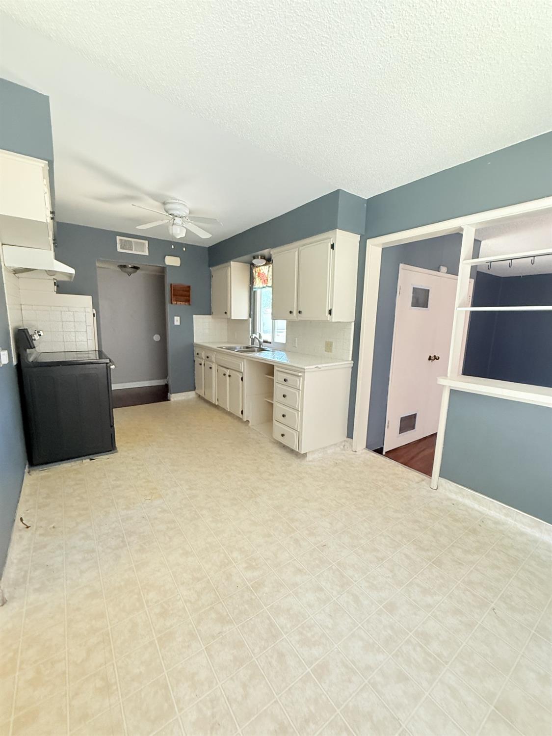 698 W Donner Ave, Clovis, CA 93612