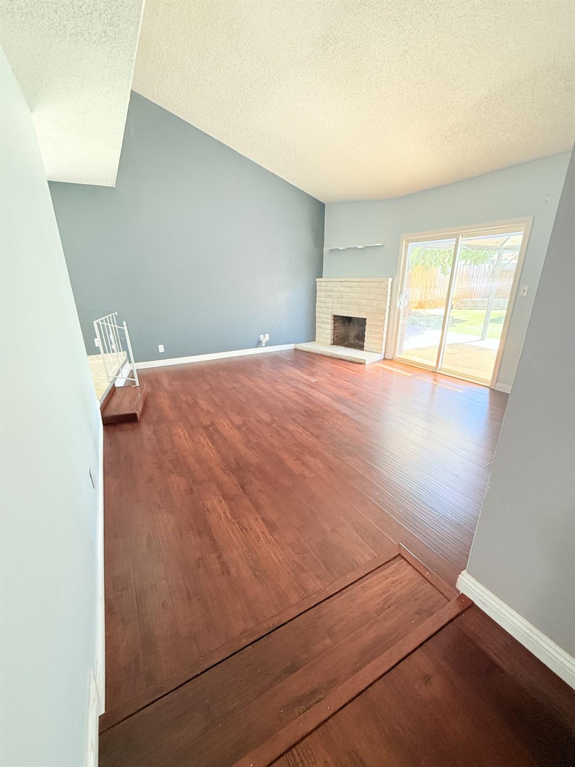 698 W Donner Ave, Clovis, CA 93612