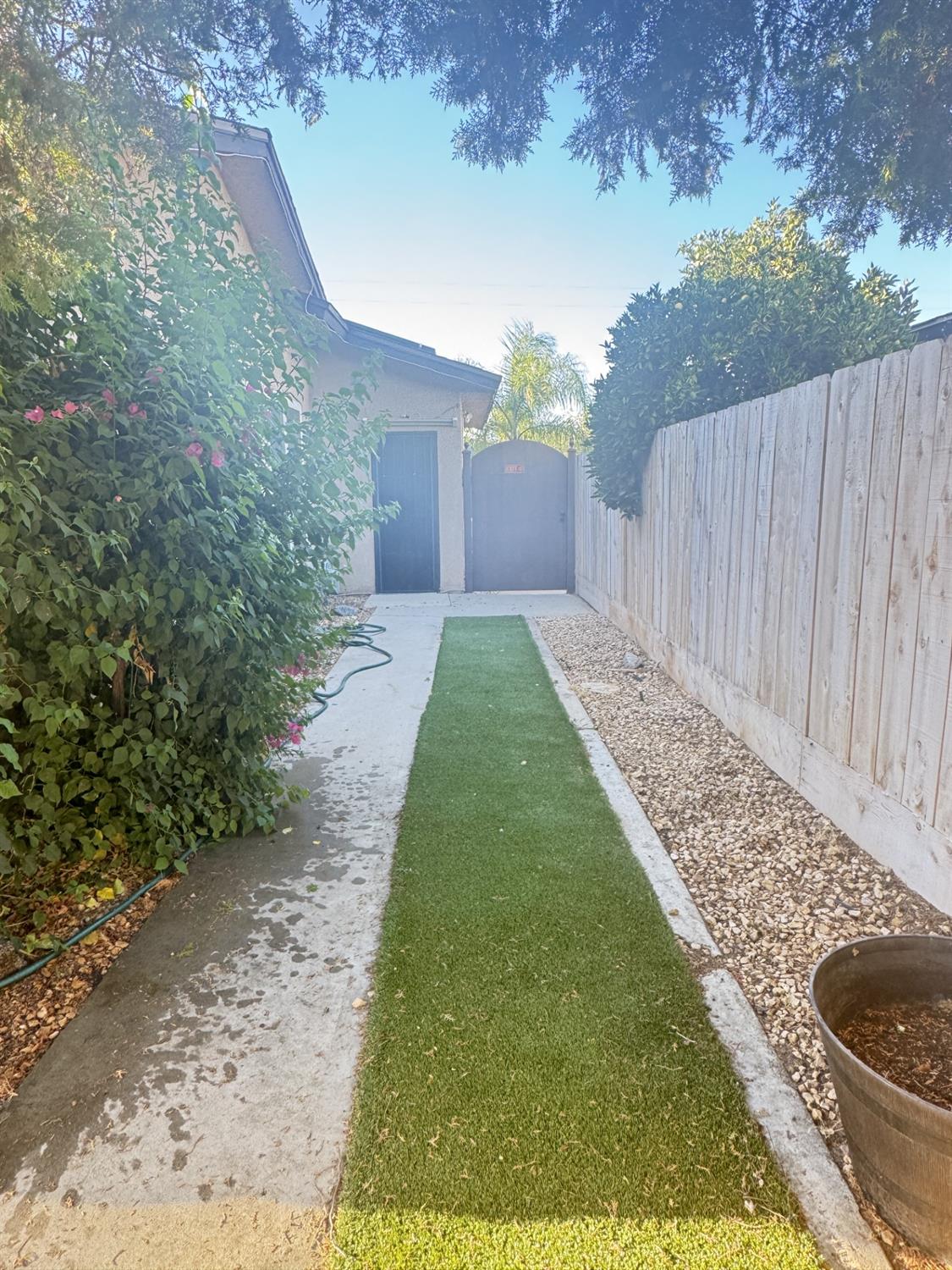 698 W Donner Ave, Clovis, CA 93612