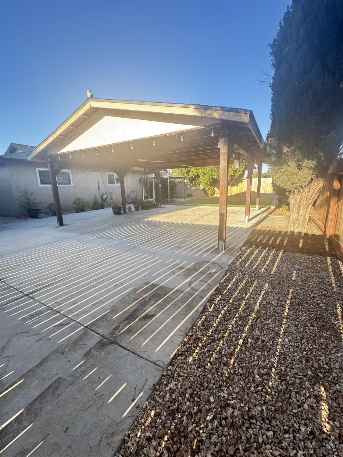 698 W Donner Ave, Clovis, CA 93612