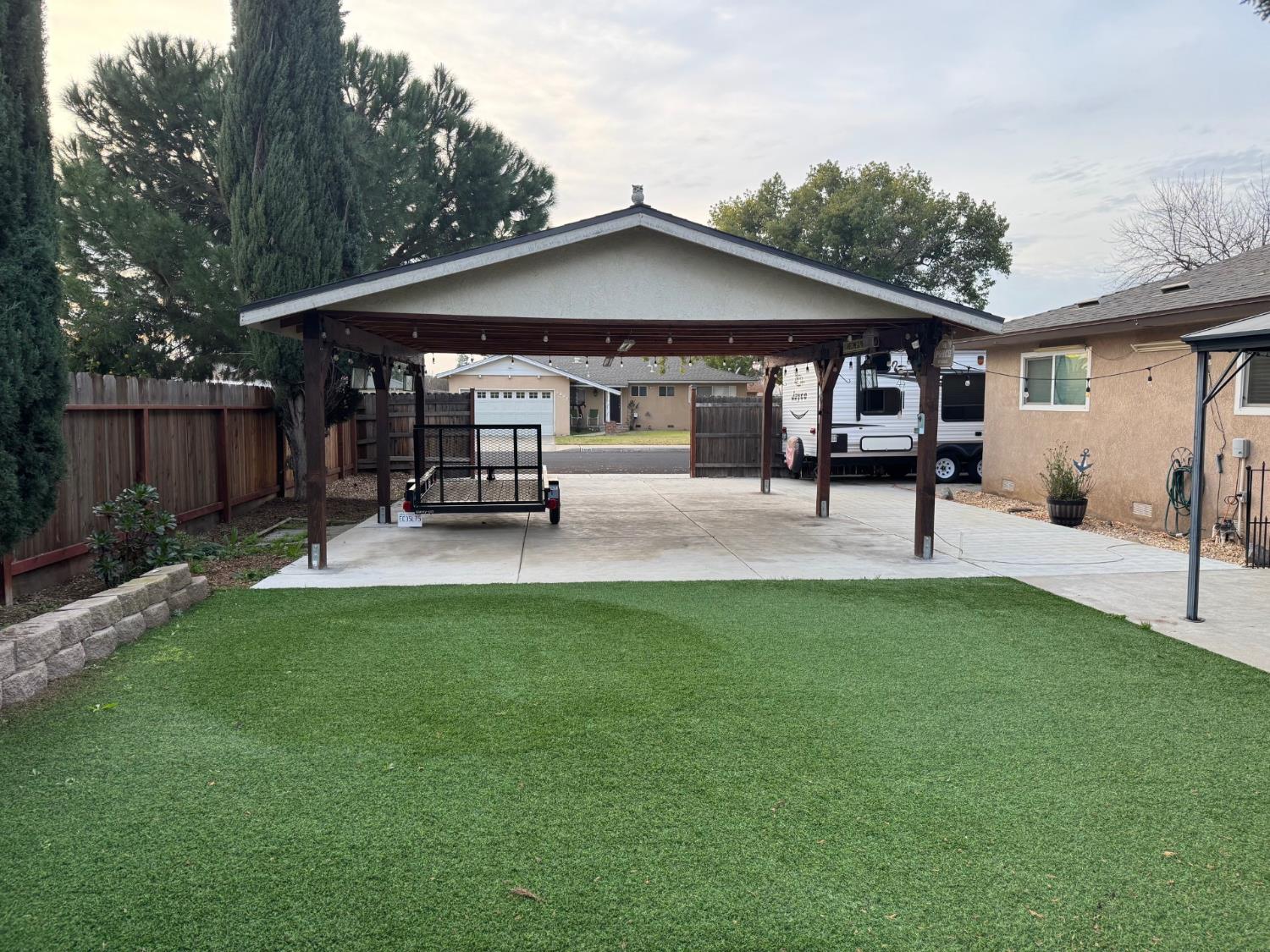 698 W Donner Ave, Clovis, CA 93612