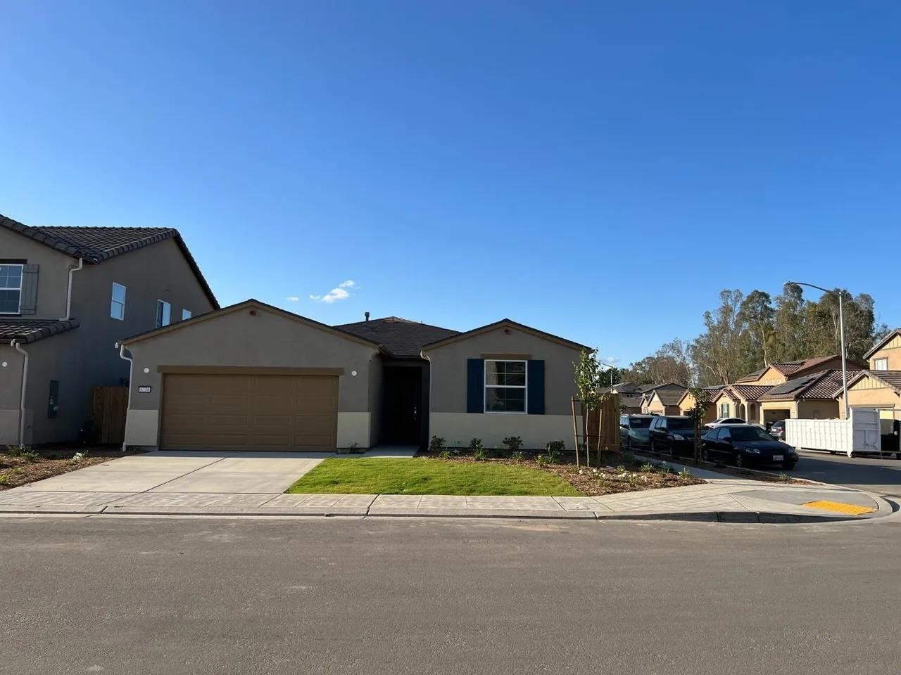 6734 E Cambridge Ave, Fresno, CA 93727