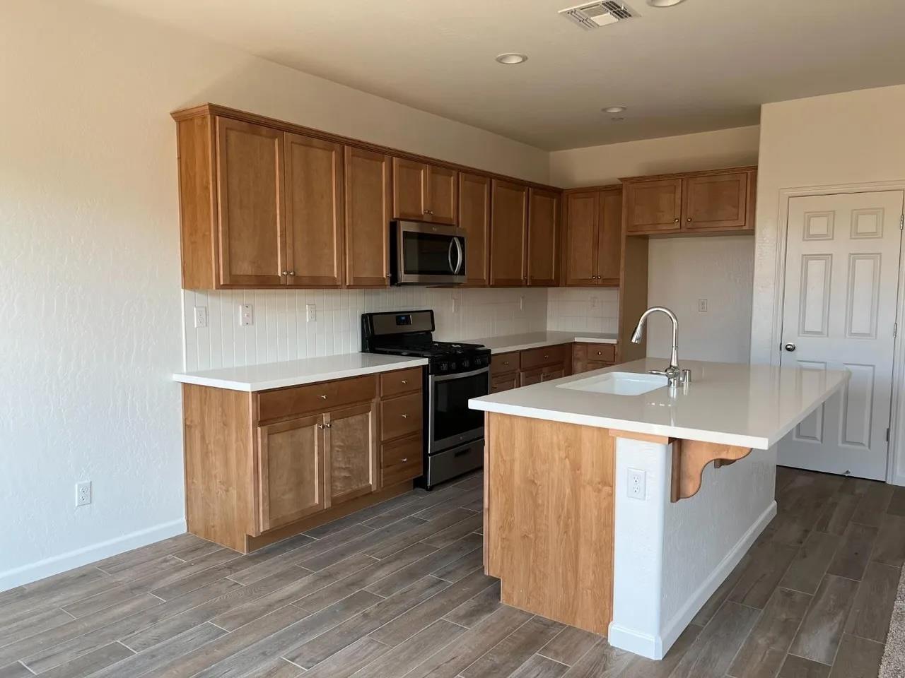 6734 E Cambridge Ave, Fresno, CA 93727