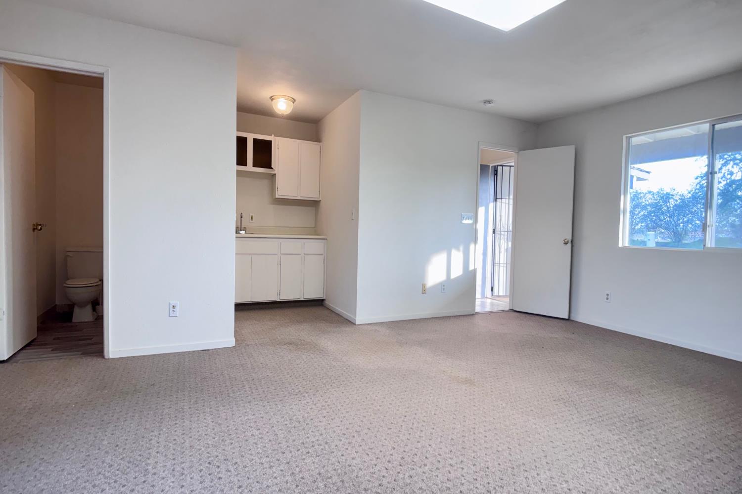 5205 W Lamona Ave, Fresno, CA 93722