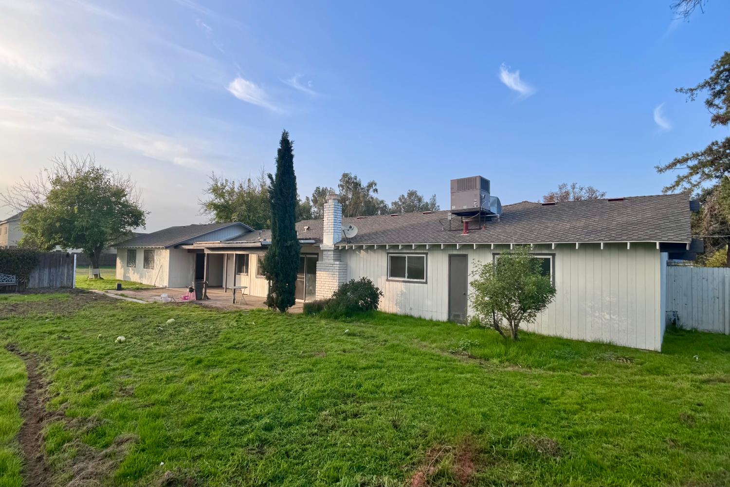 5205 W Lamona Ave, Fresno, CA 93722