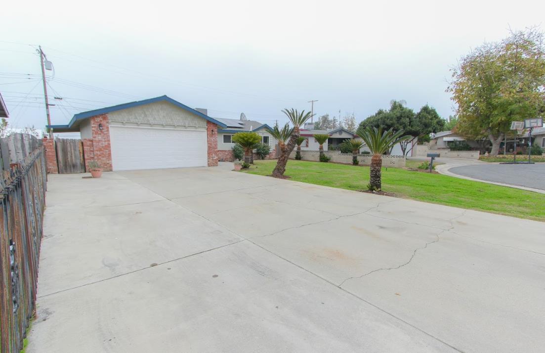 1400 W Oakland Ave, Tulare, CA 93274