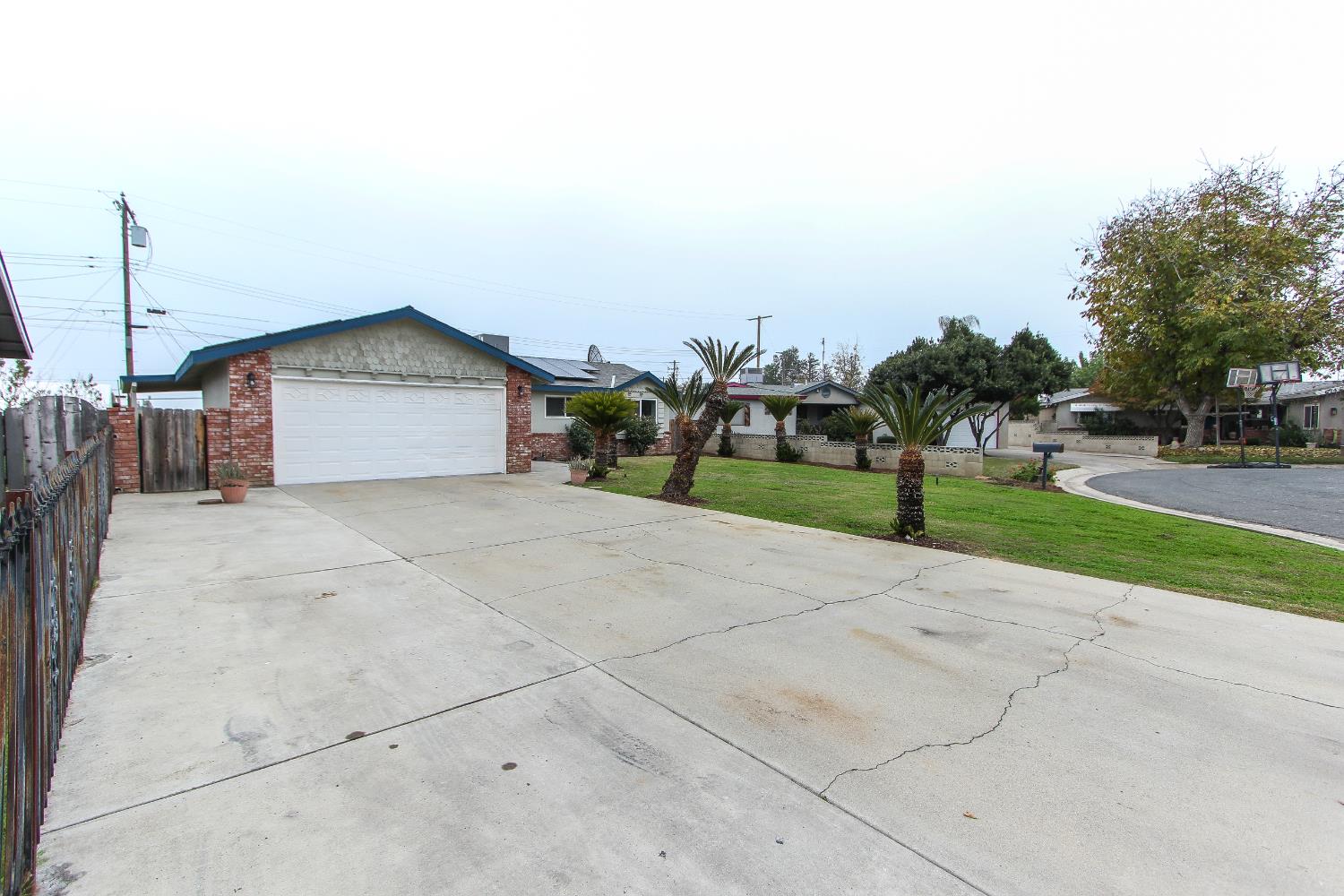 1400 W Oakland Ave, Tulare, CA 93274
