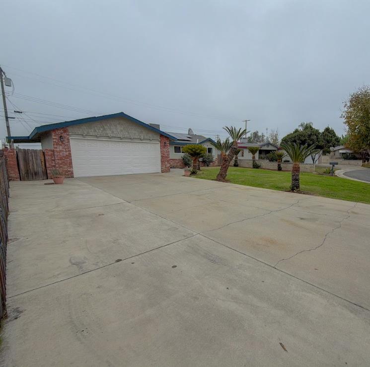 1400 W Oakland Ave, Tulare, CA 93274