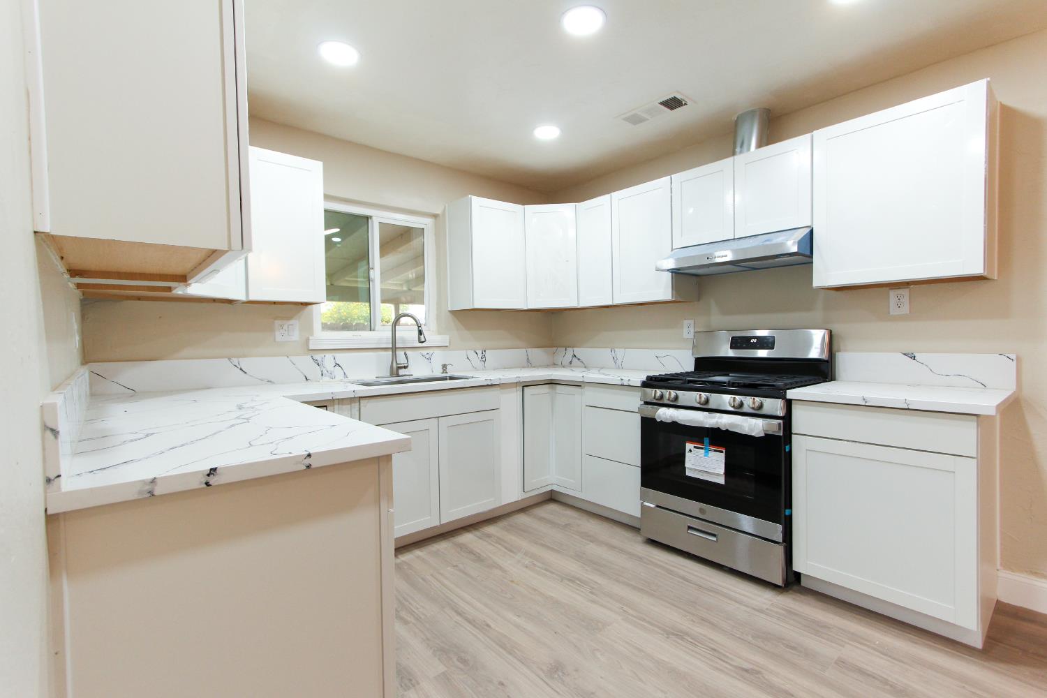 1400 W Oakland Ave, Tulare, CA 93274