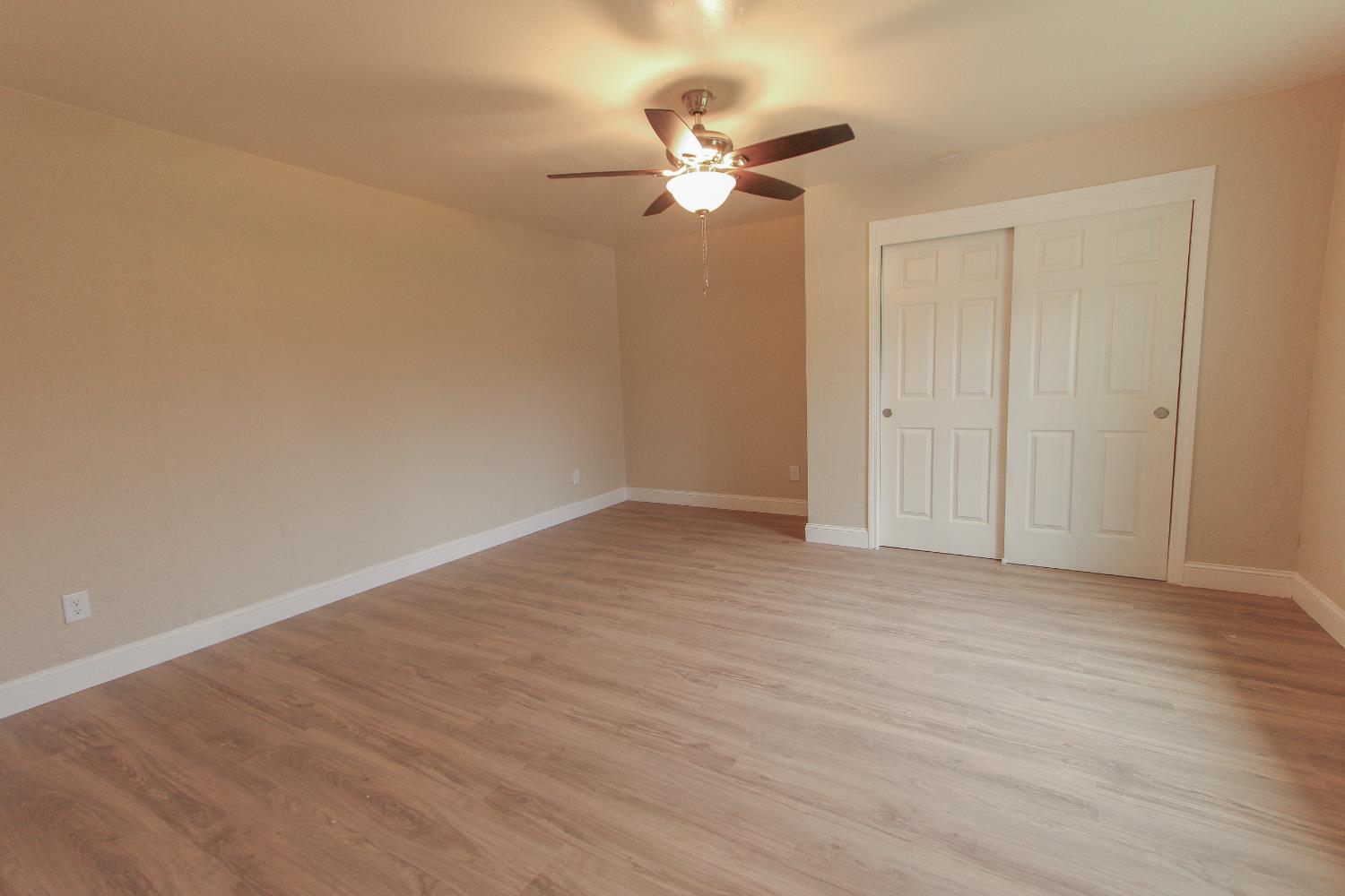 1400 W Oakland Ave, Tulare, CA 93274