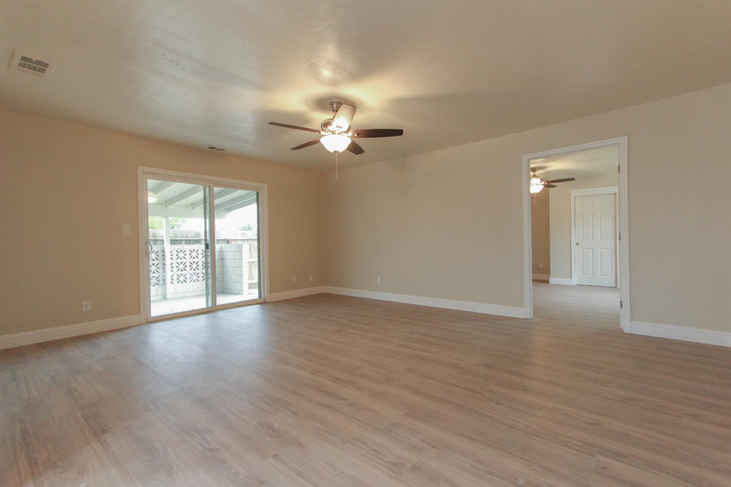 1400 W Oakland Ave, Tulare, CA 93274