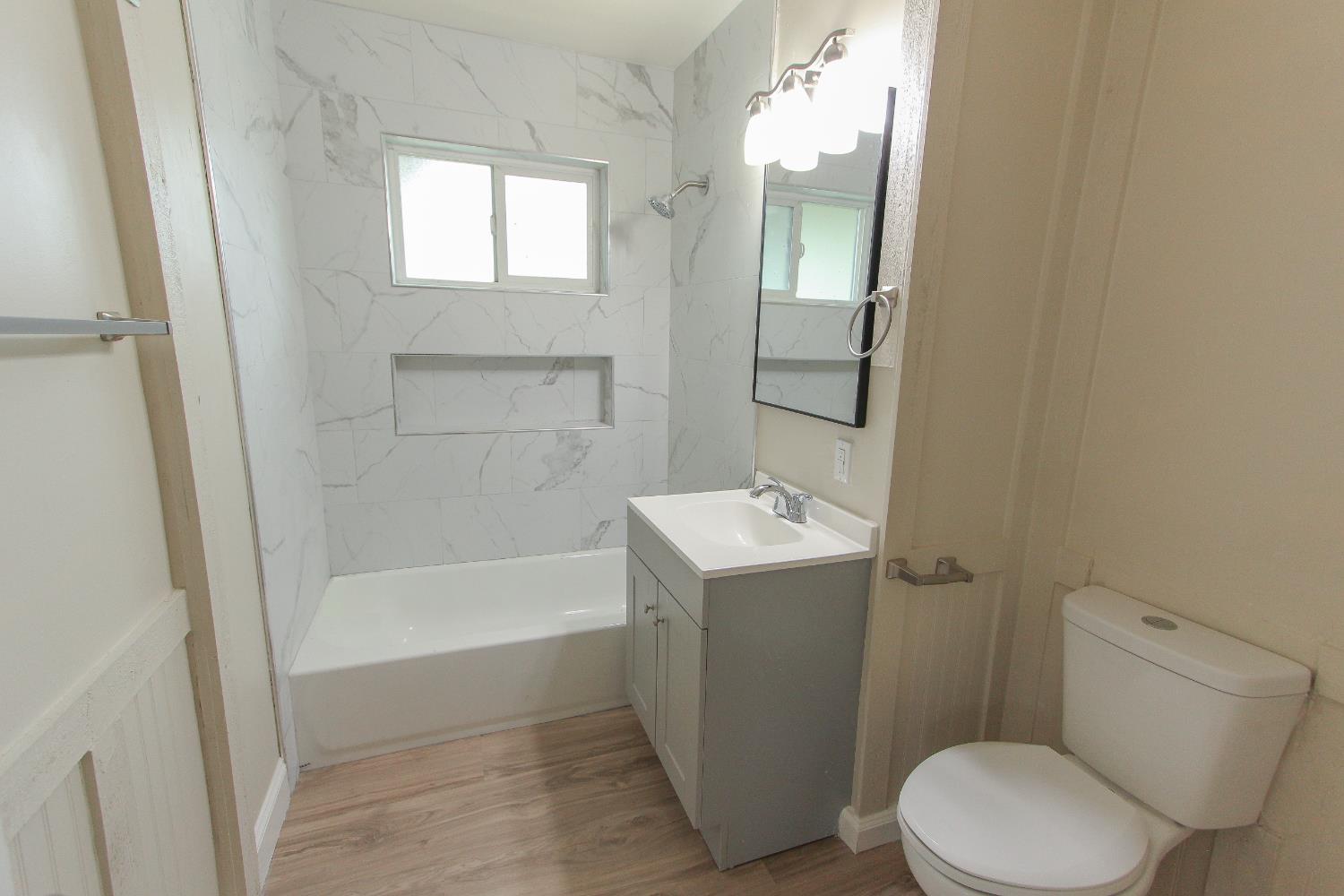 1400 W Oakland Ave, Tulare, CA 93274