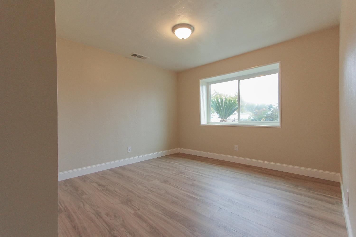 1400 W Oakland Ave, Tulare, CA 93274