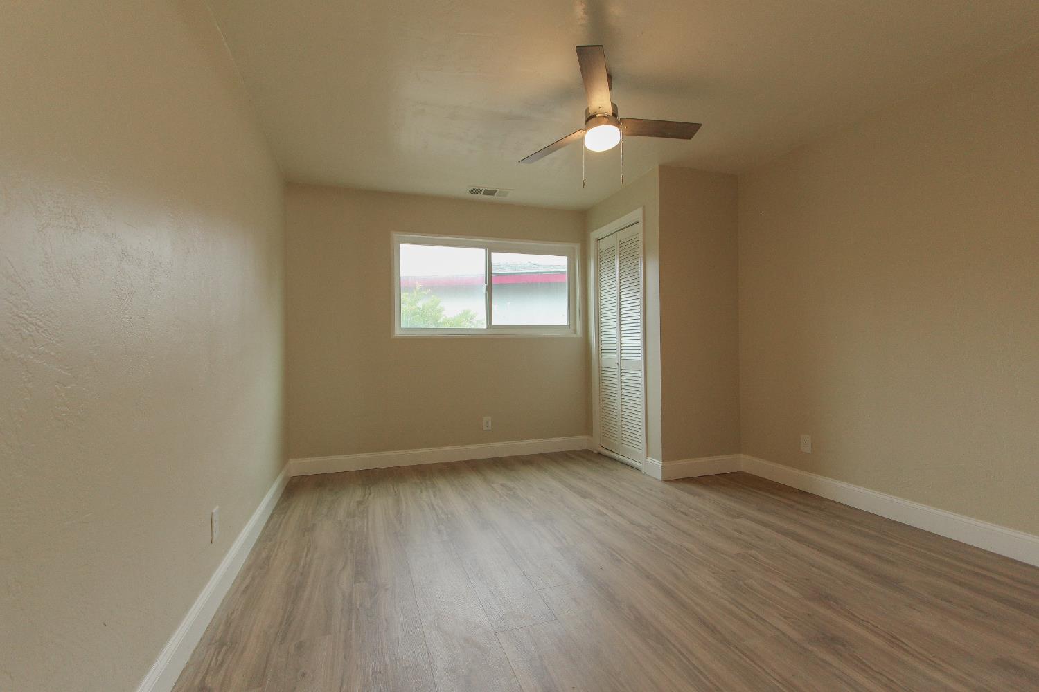 1400 W Oakland Ave, Tulare, CA 93274