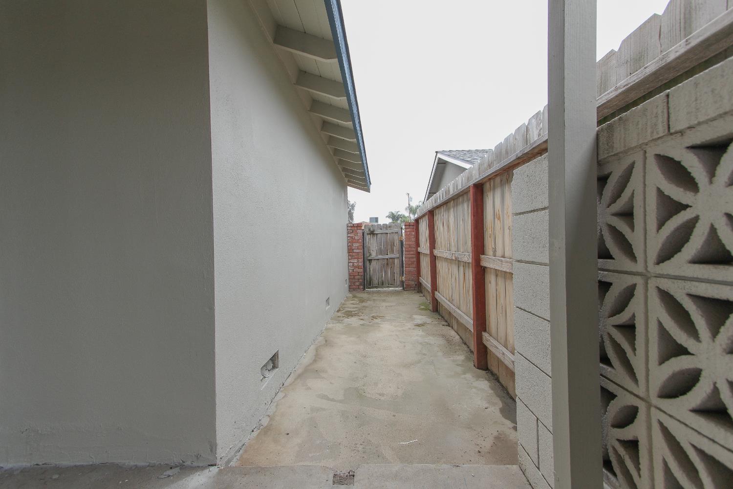 1400 W Oakland Ave, Tulare, CA 93274