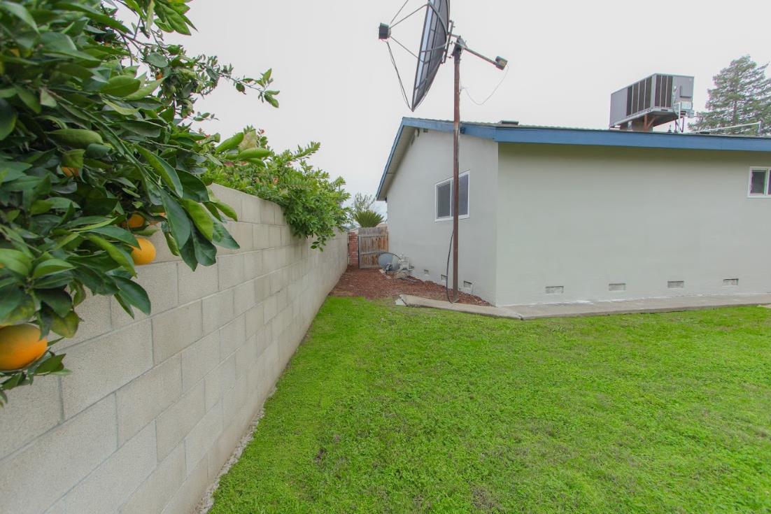 1400 W Oakland Ave, Tulare, CA 93274