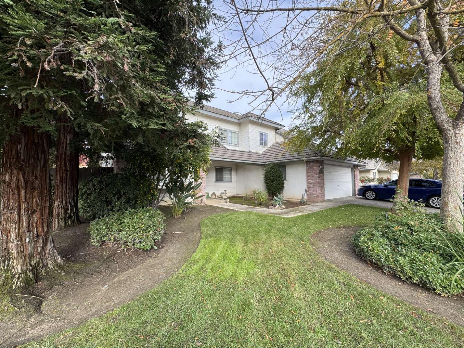 2090 E Pryor Dr, Fresno, CA 93720