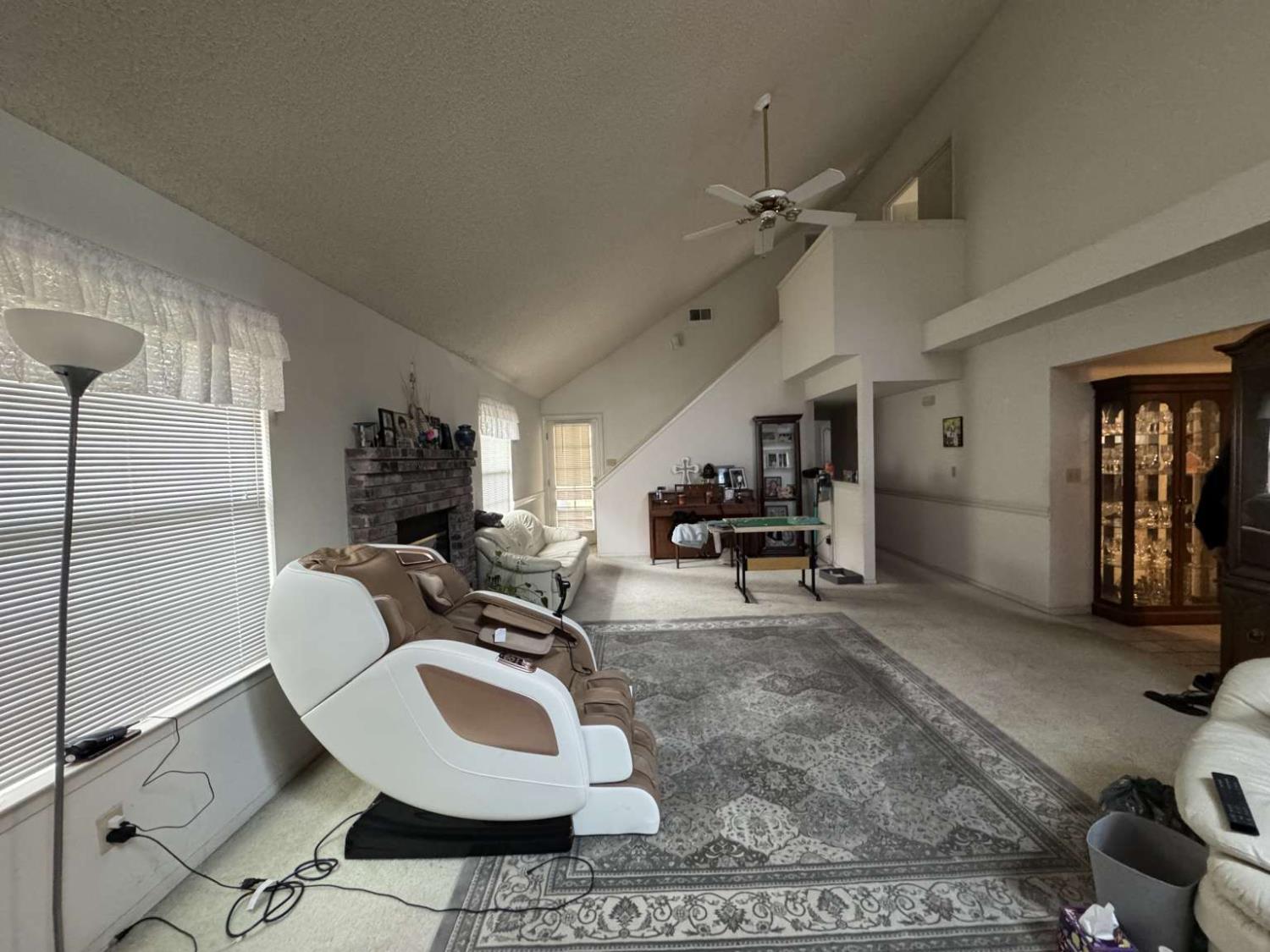 2090 E Pryor Dr, Fresno, CA 93720