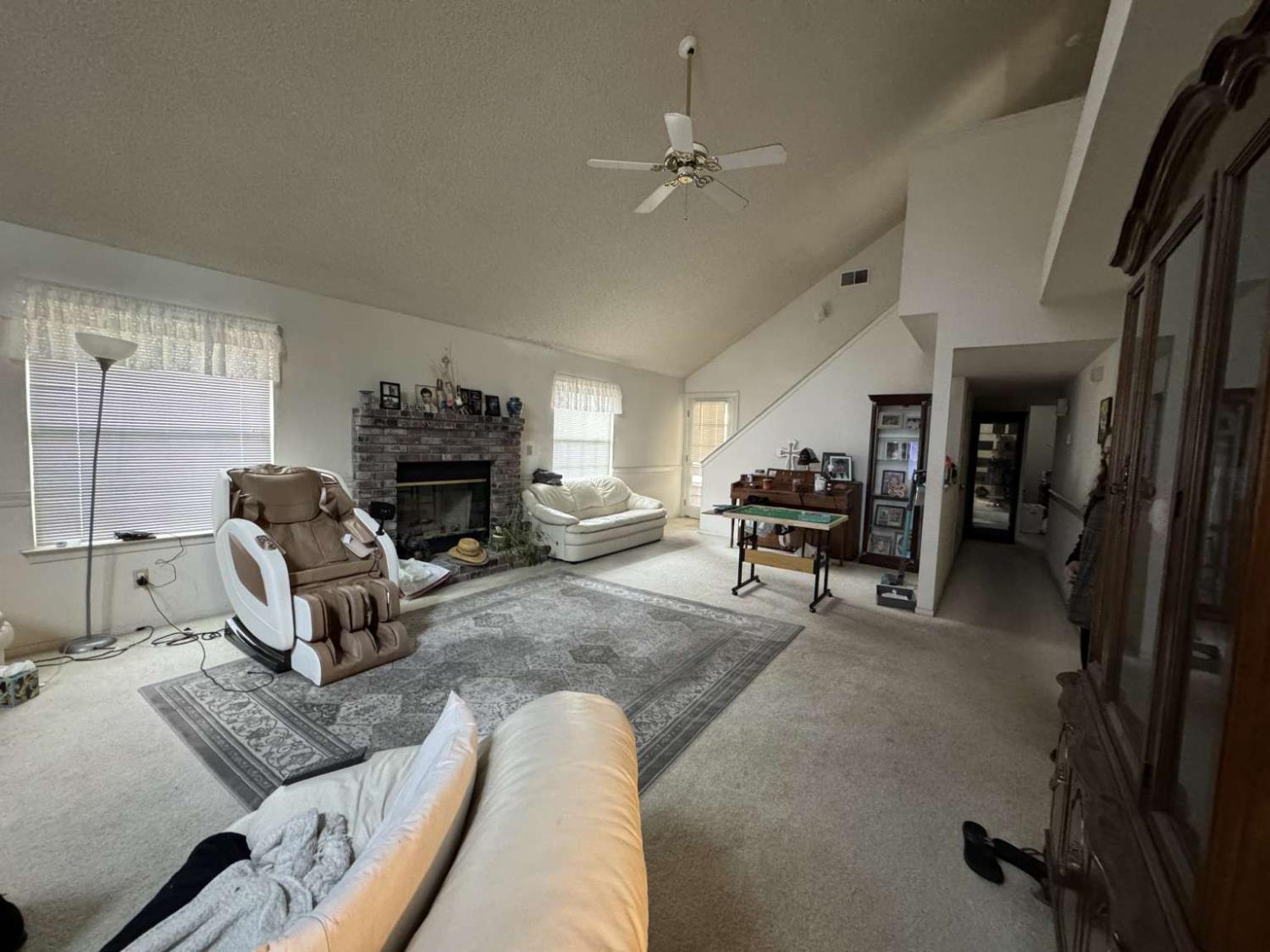 2090 E Pryor Dr, Fresno, CA 93720