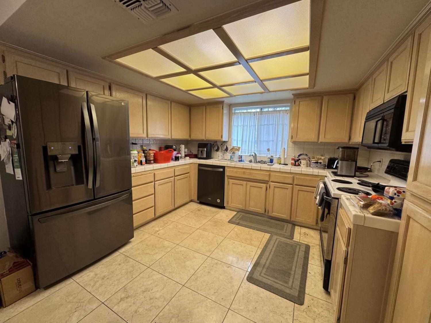 2090 E Pryor Dr, Fresno, CA 93720