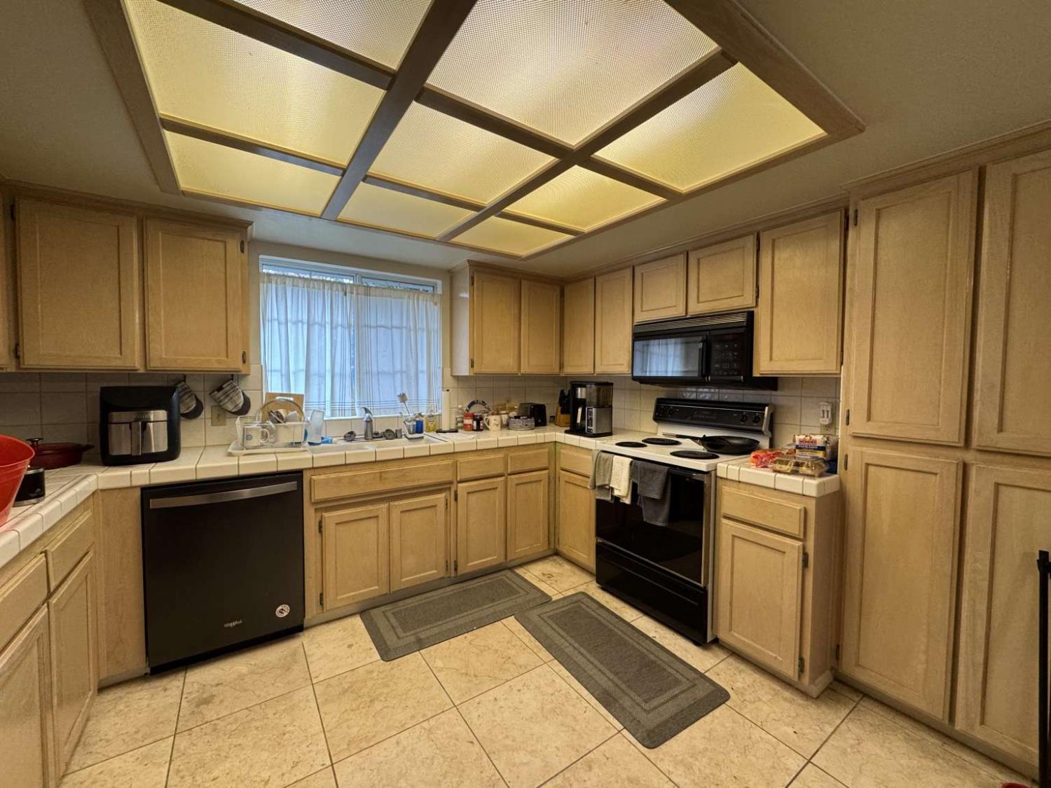 2090 E Pryor Dr, Fresno, CA 93720