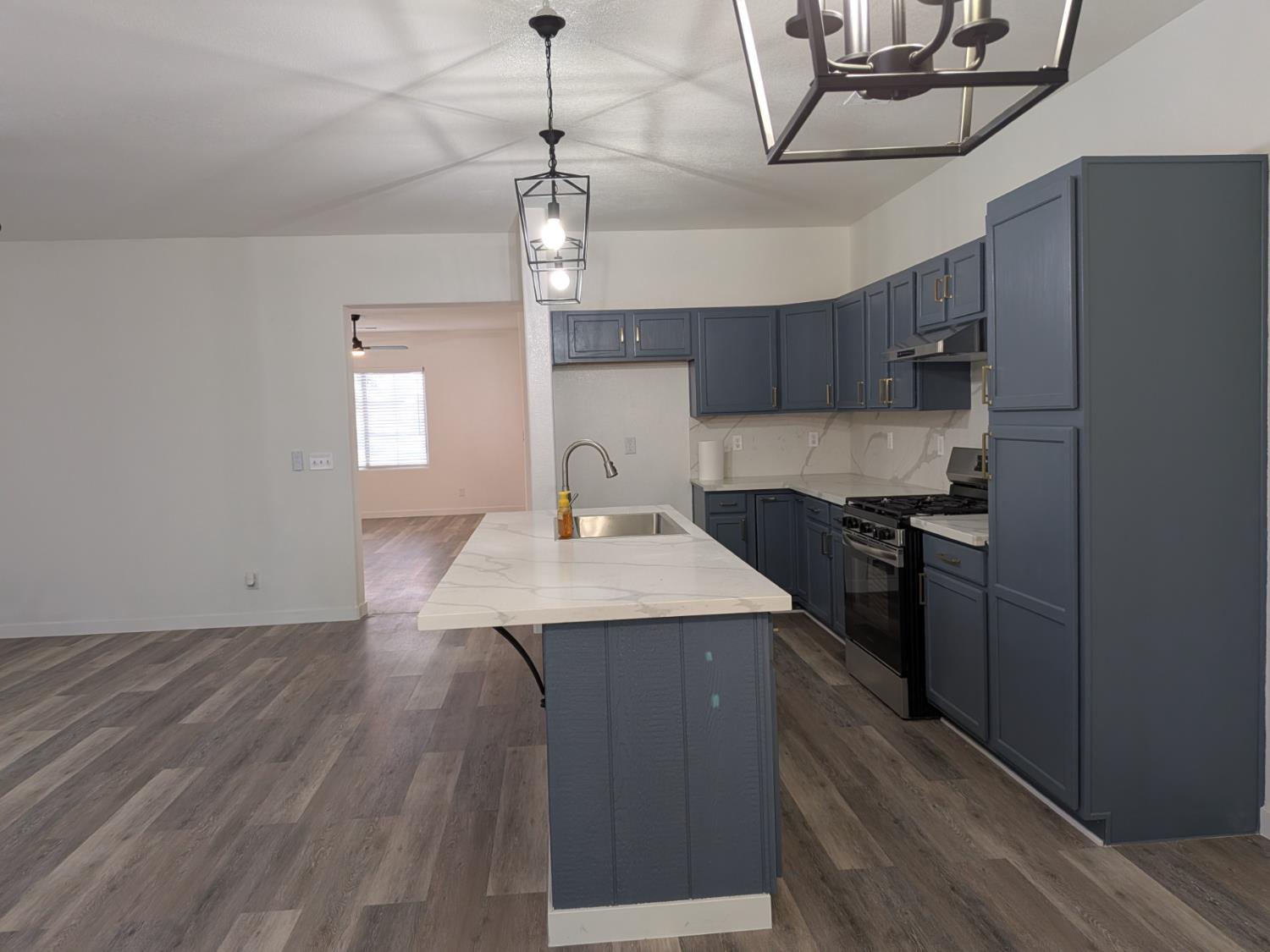 2485 S Manila Ave, Fresno, CA 93727