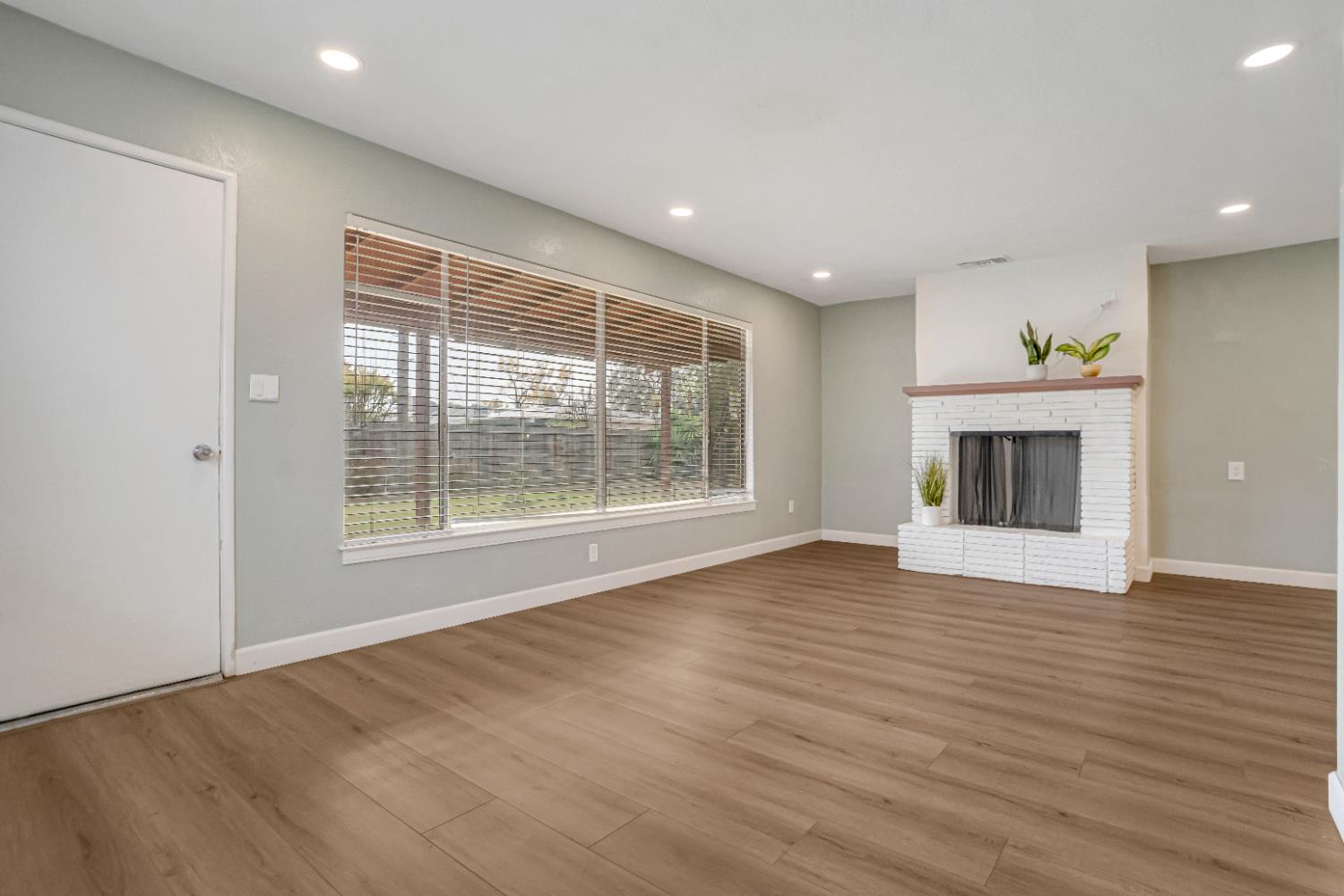 3014 E Dakota Ave, Fresno, CA 93726