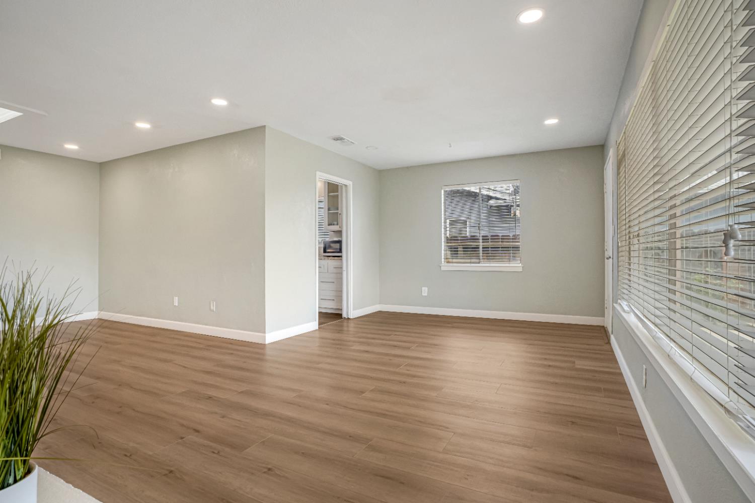 3014 E Dakota Ave, Fresno, CA 93726