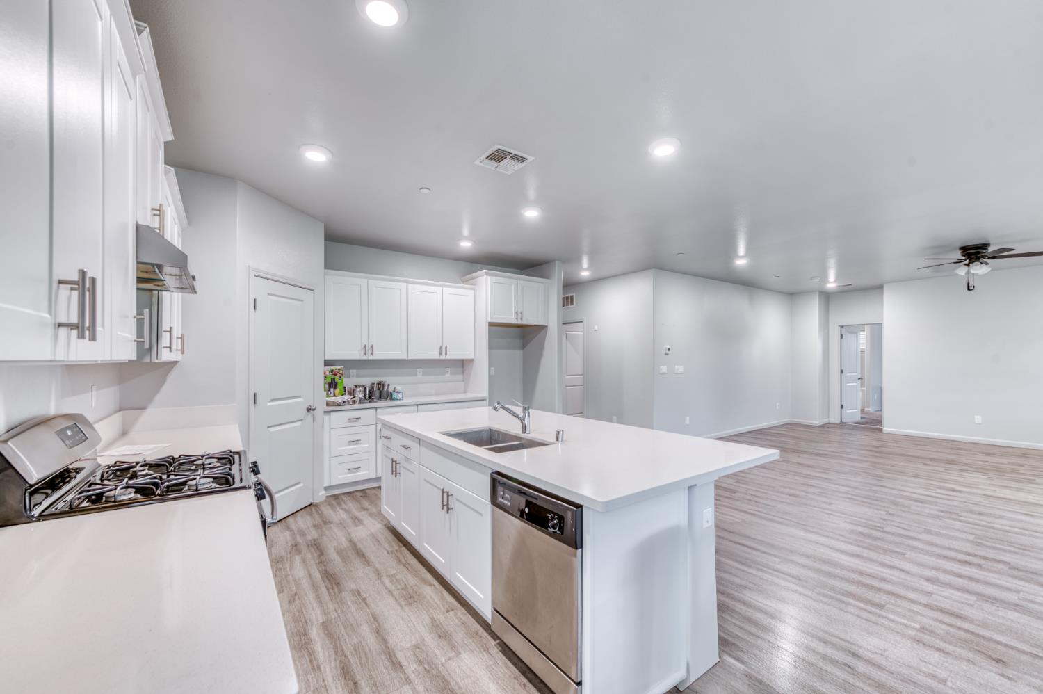 1391 Shoreside Dr, Madera, CA 93637