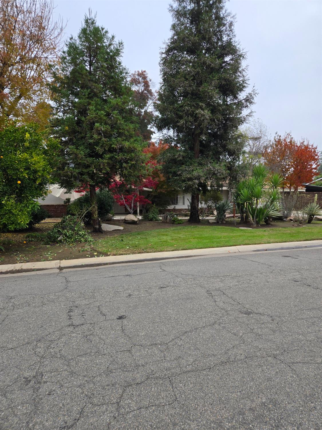 5867 E Club View Dr, Fresno, CA 93727