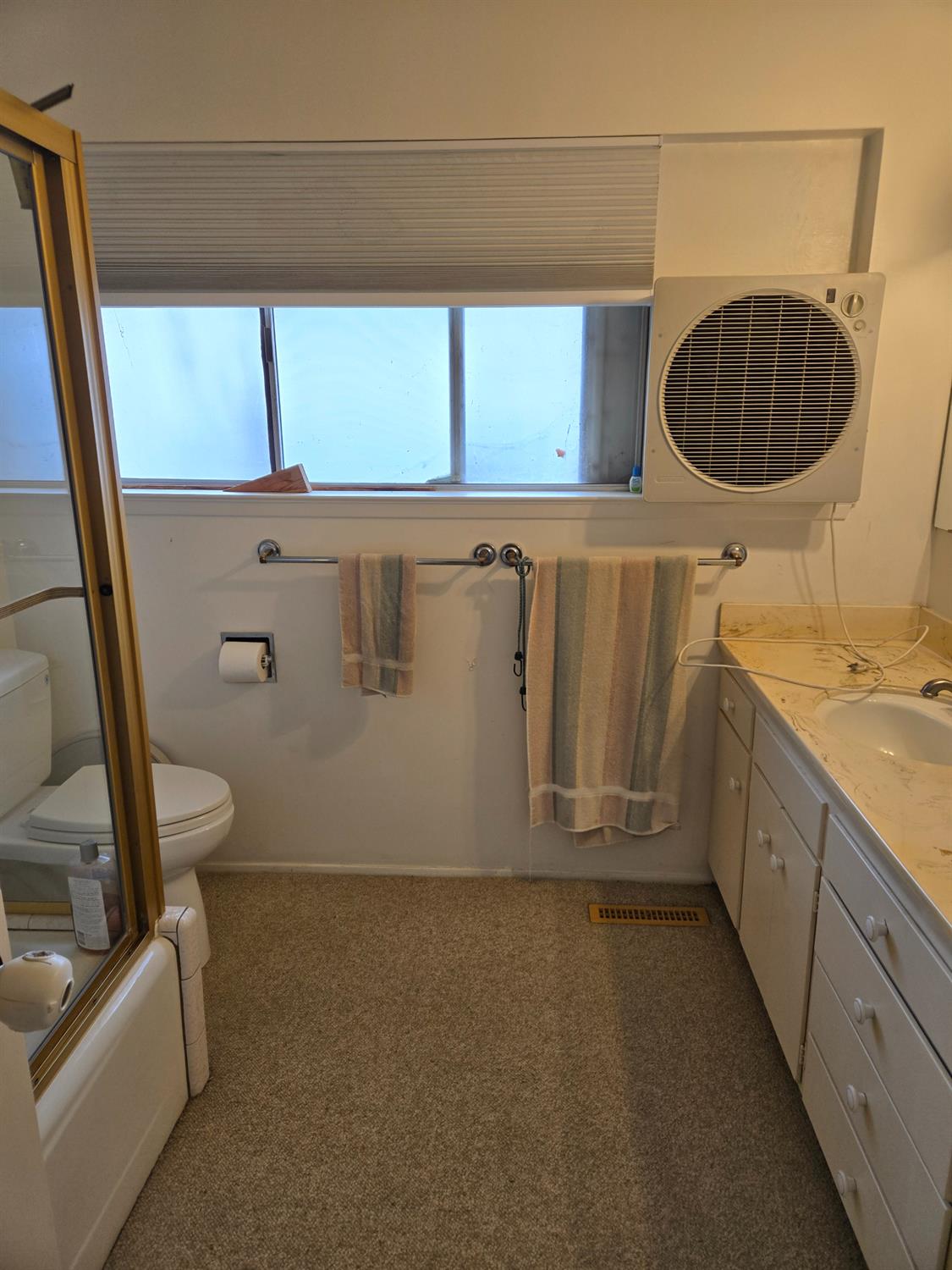 5867 E Club View Dr, Fresno, CA 93727