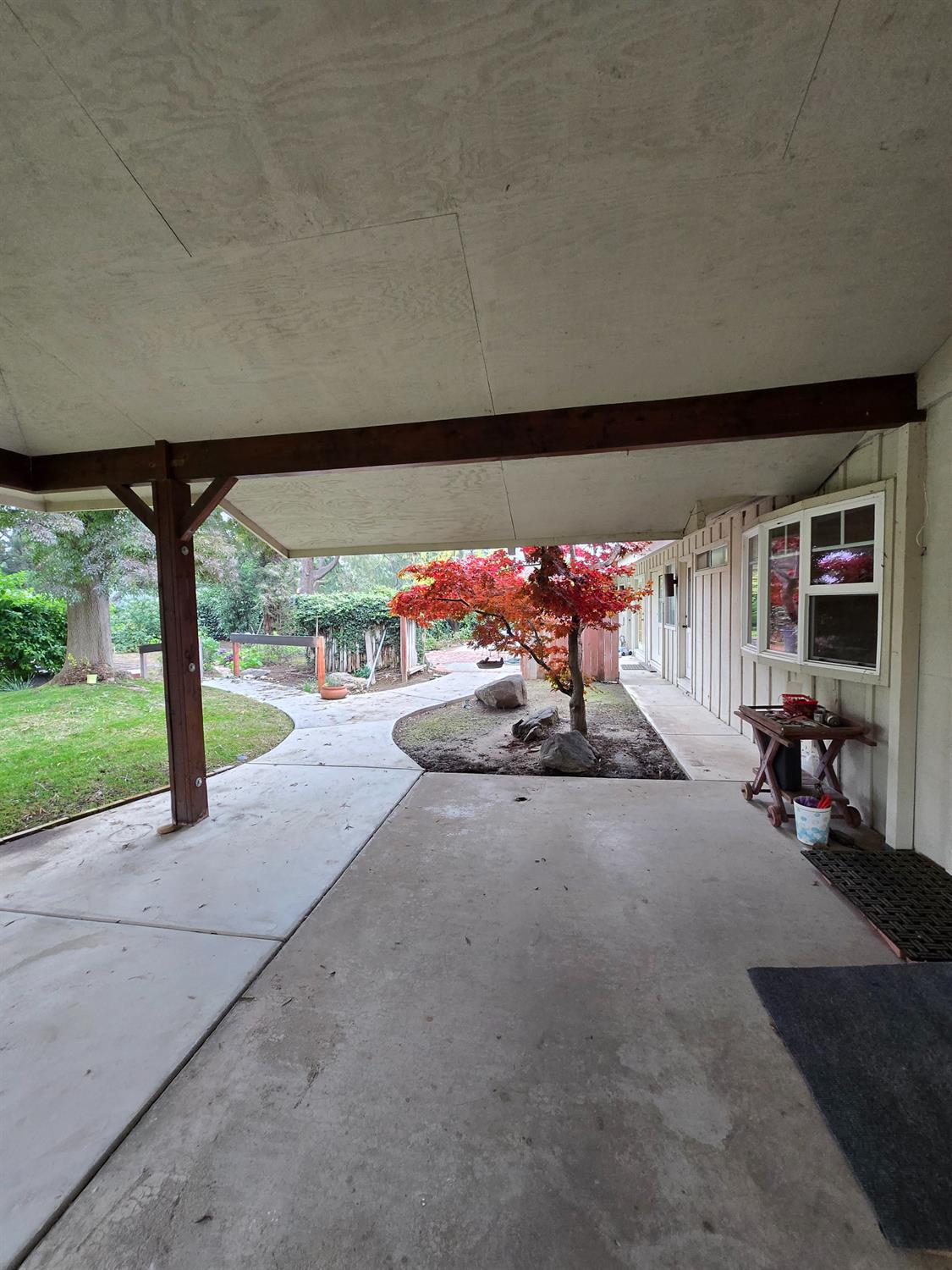 5867 E Club View Dr, Fresno, CA 93727