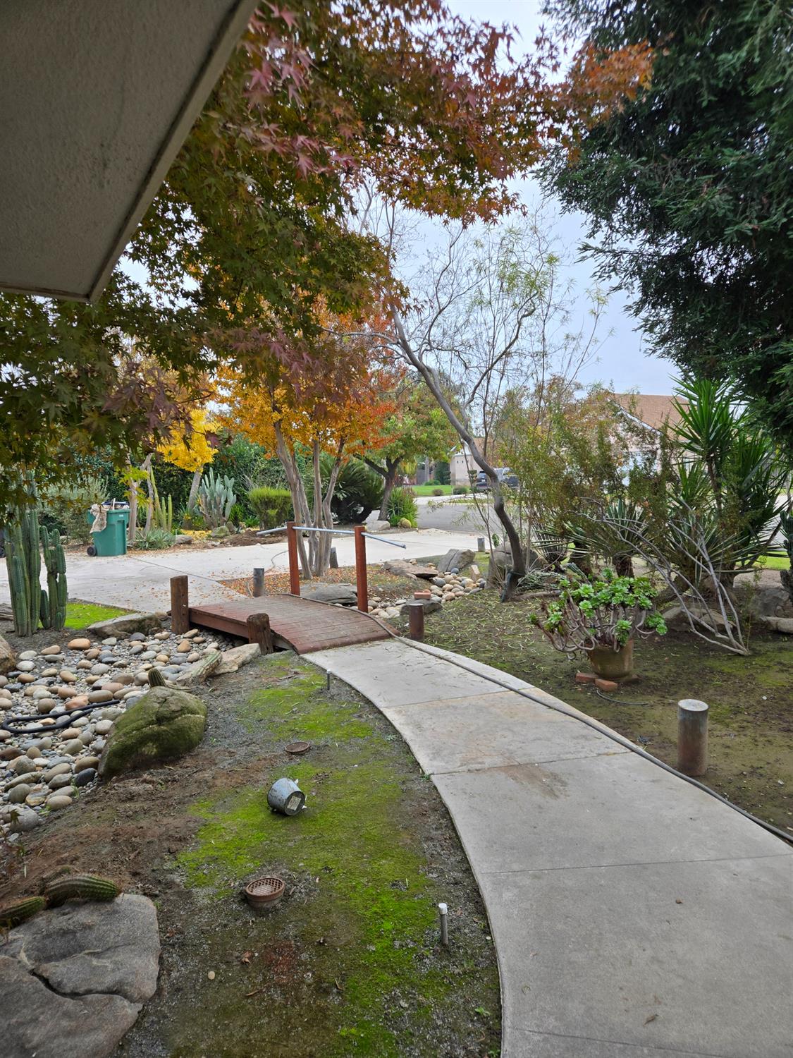 5867 E Club View Dr, Fresno, CA 93727