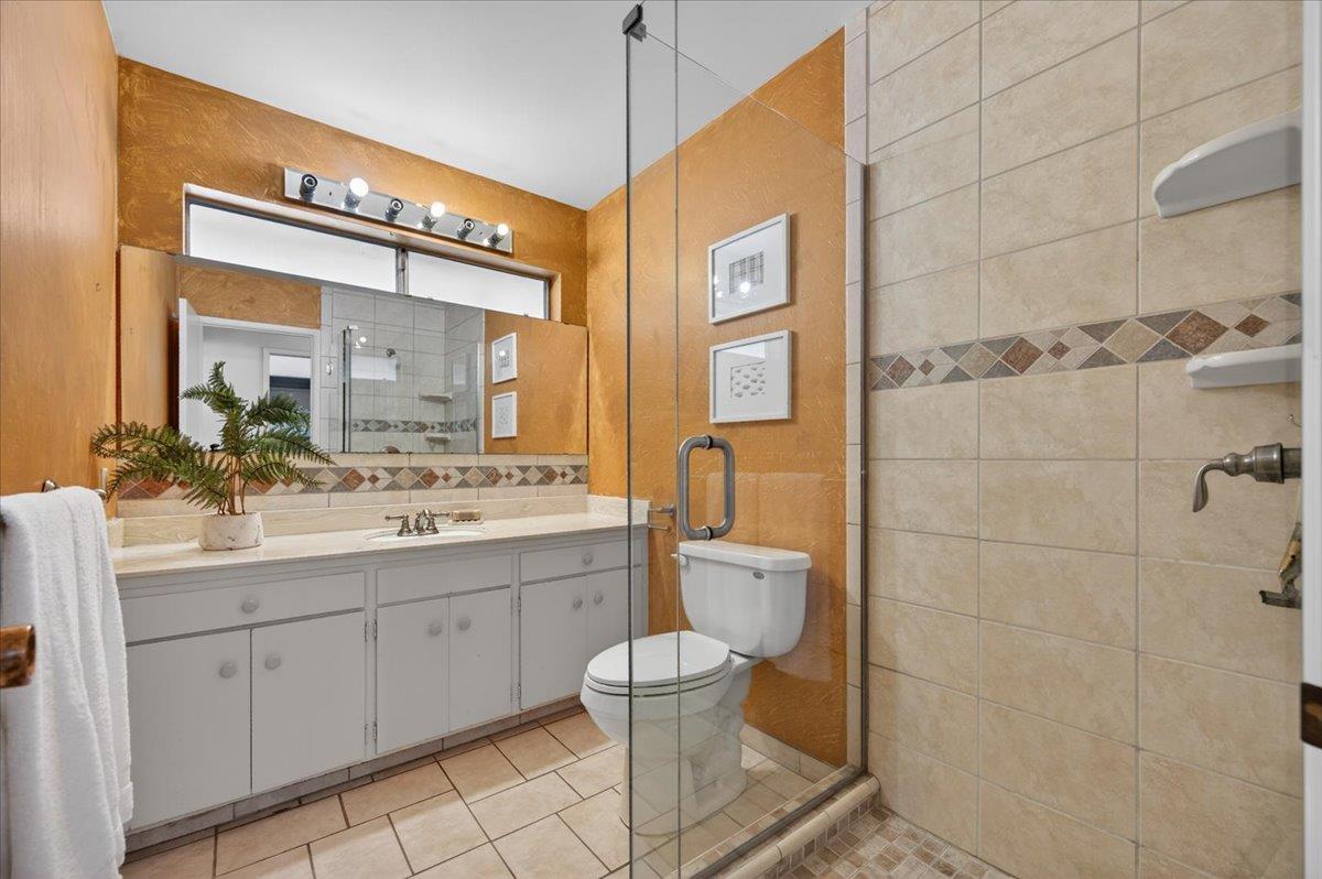 5867 E Club View Dr, Fresno, CA 93727