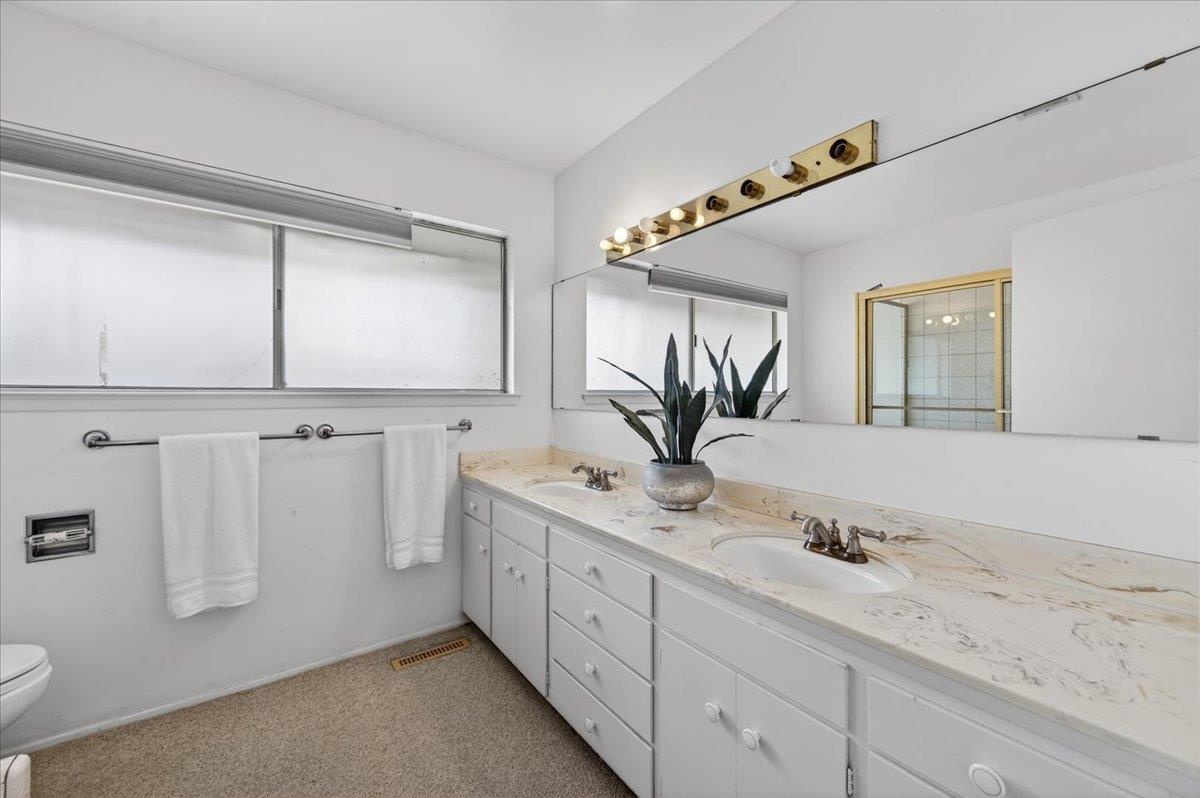 5867 E Club View Dr, Fresno, CA 93727