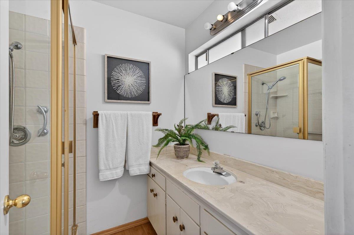 5867 E Club View Dr, Fresno, CA 93727