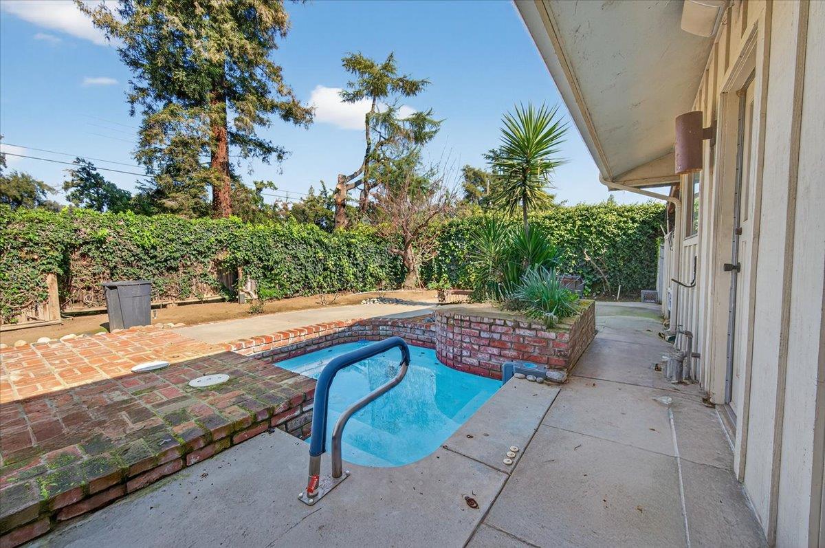 5867 E Club View Dr, Fresno, CA 93727