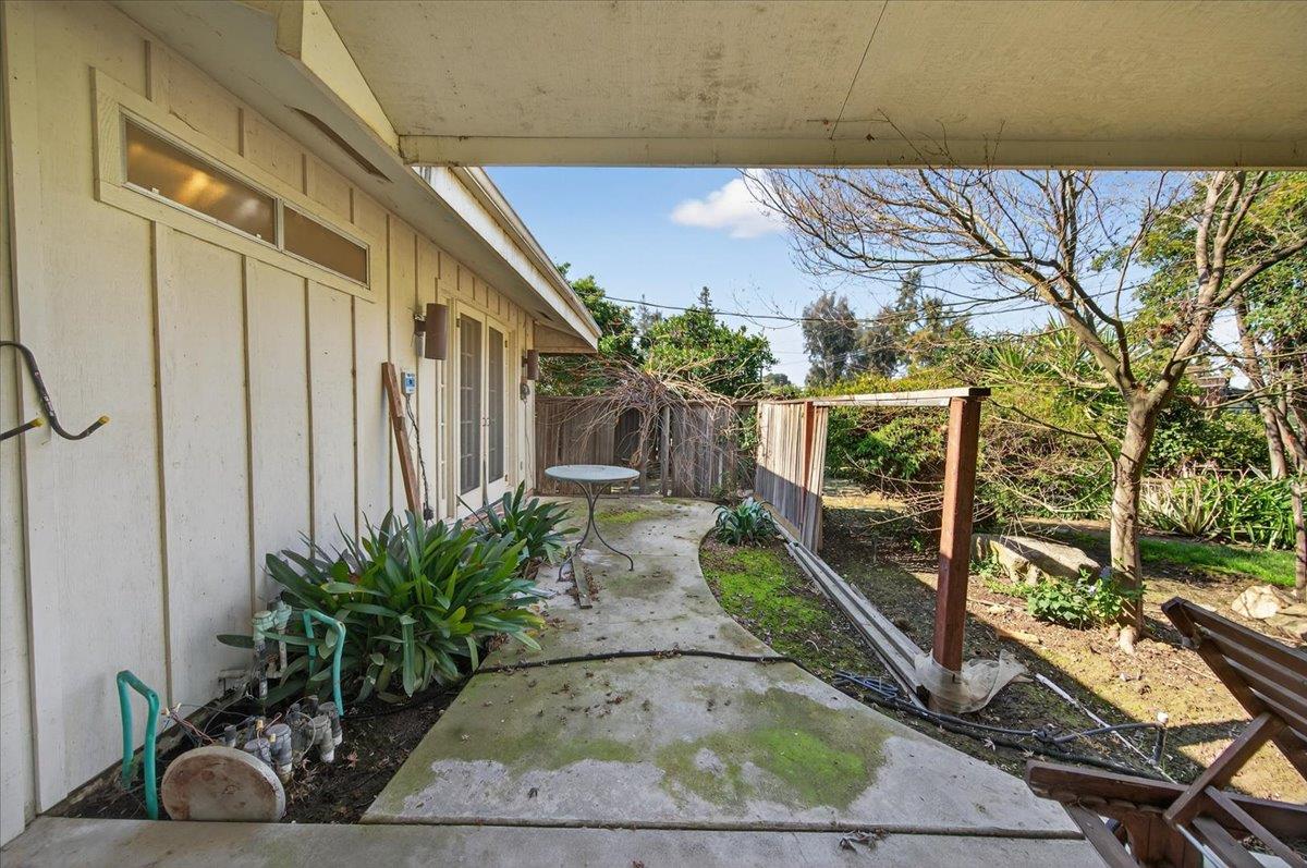 5867 E Club View Dr, Fresno, CA 93727