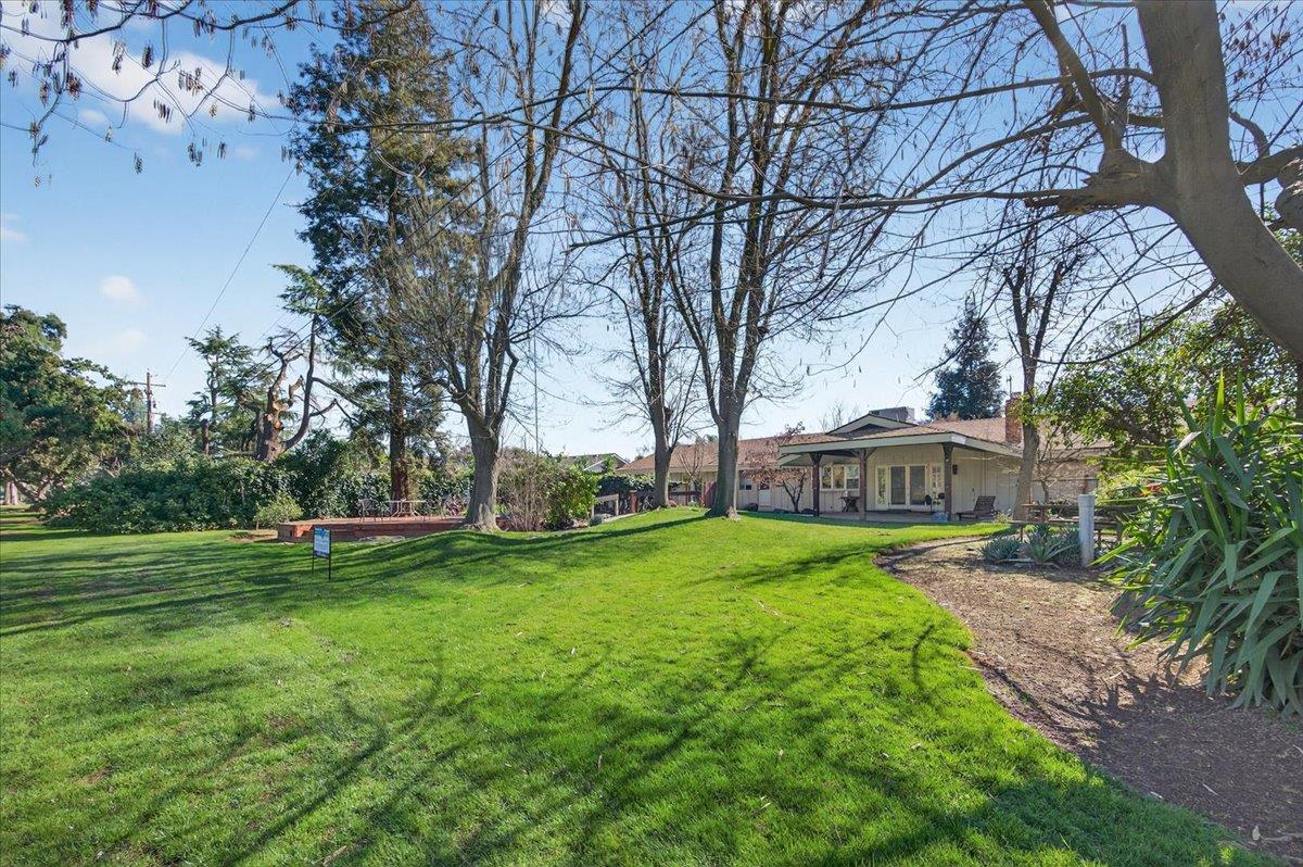 5867 E Club View Dr, Fresno, CA 93727