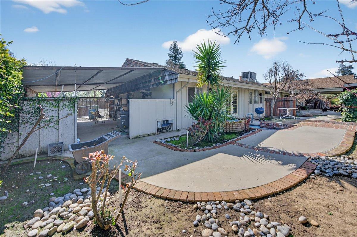 5867 E Club View Dr, Fresno, CA 93727