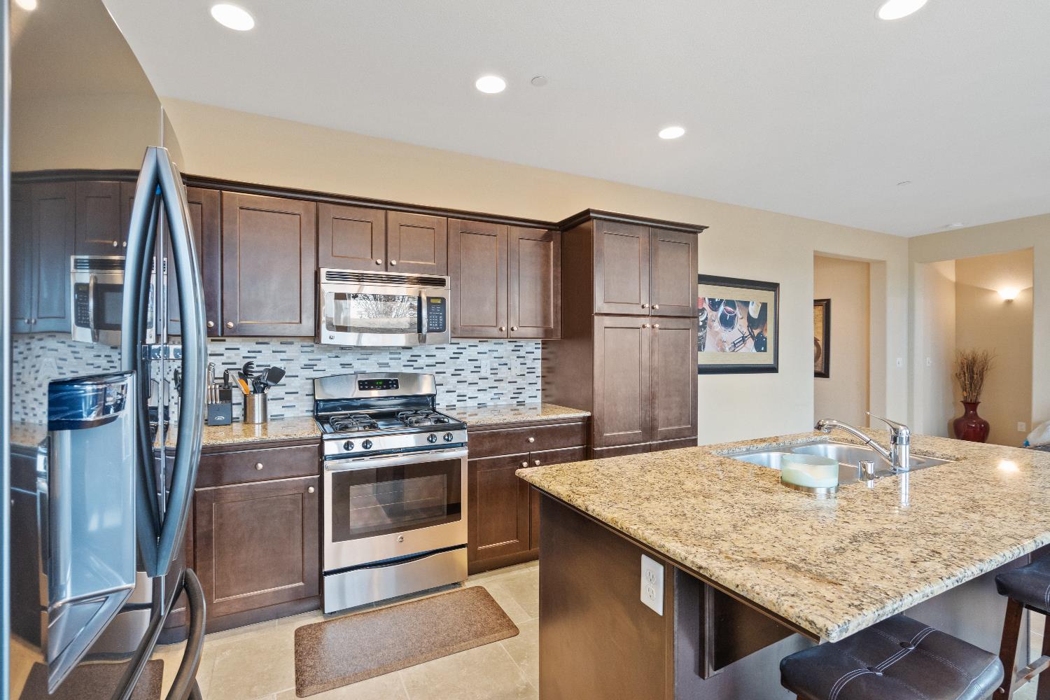 1798 Ambassador Way, Hanford, CA 93230