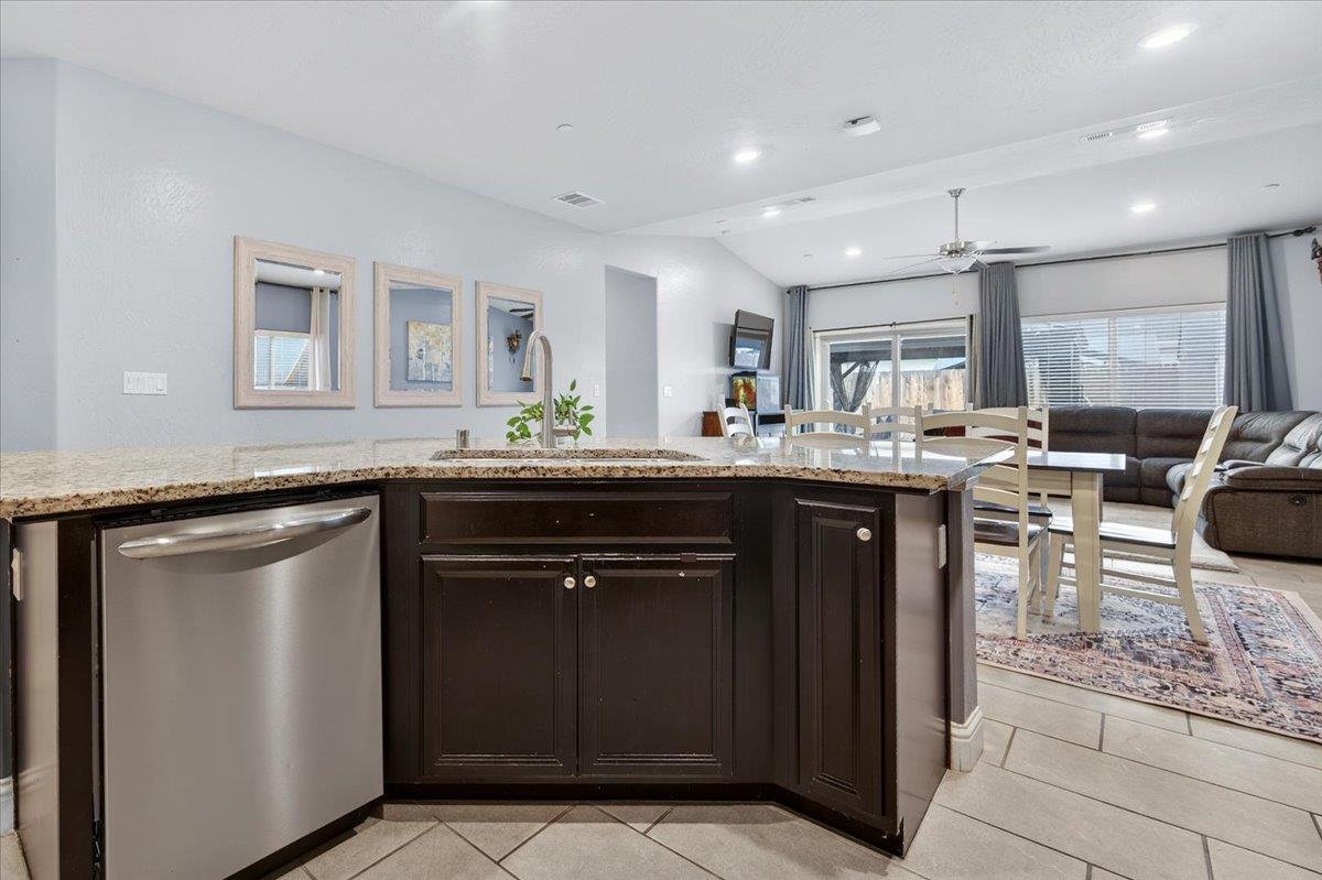 1556 N Delbert Ave, Fresno, CA 93722