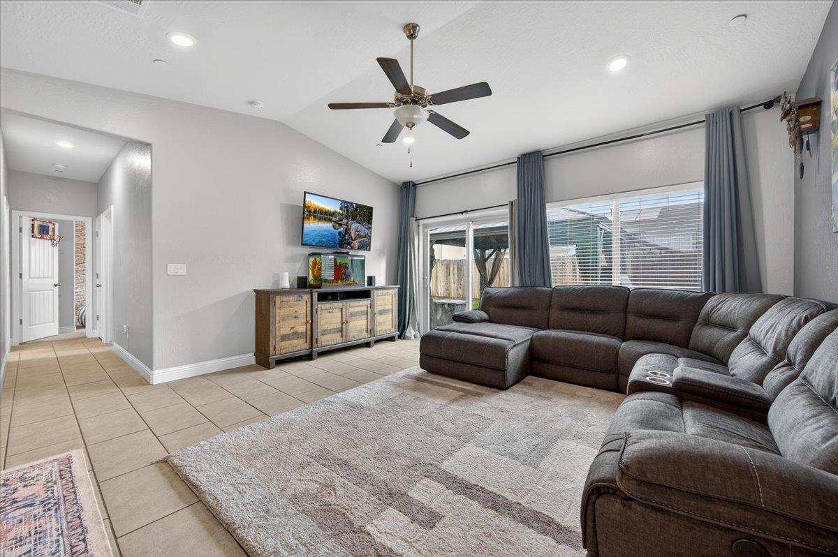 1556 N Delbert Ave, Fresno, CA 93722