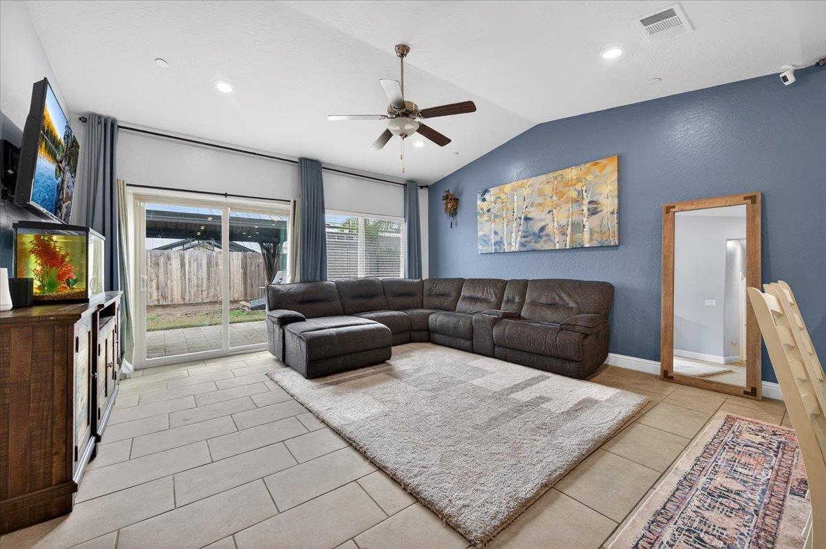 1556 N Delbert Ave, Fresno, CA 93722