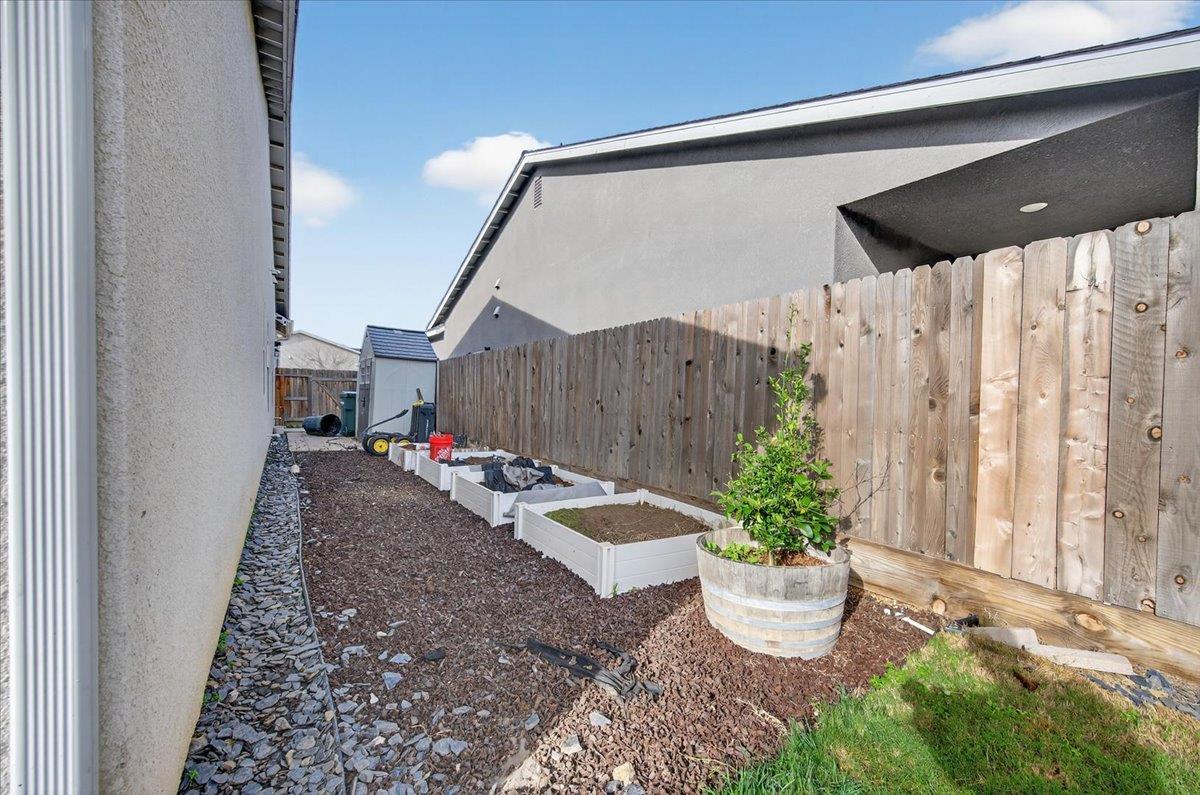 1556 N Delbert Ave, Fresno, CA 93722