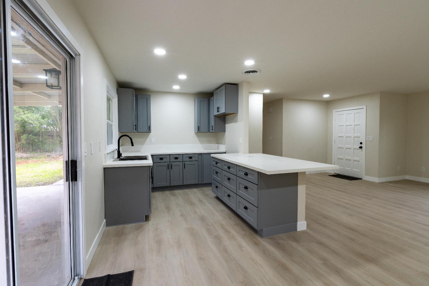 6075 N Selland Ave, Fresno, CA 93711